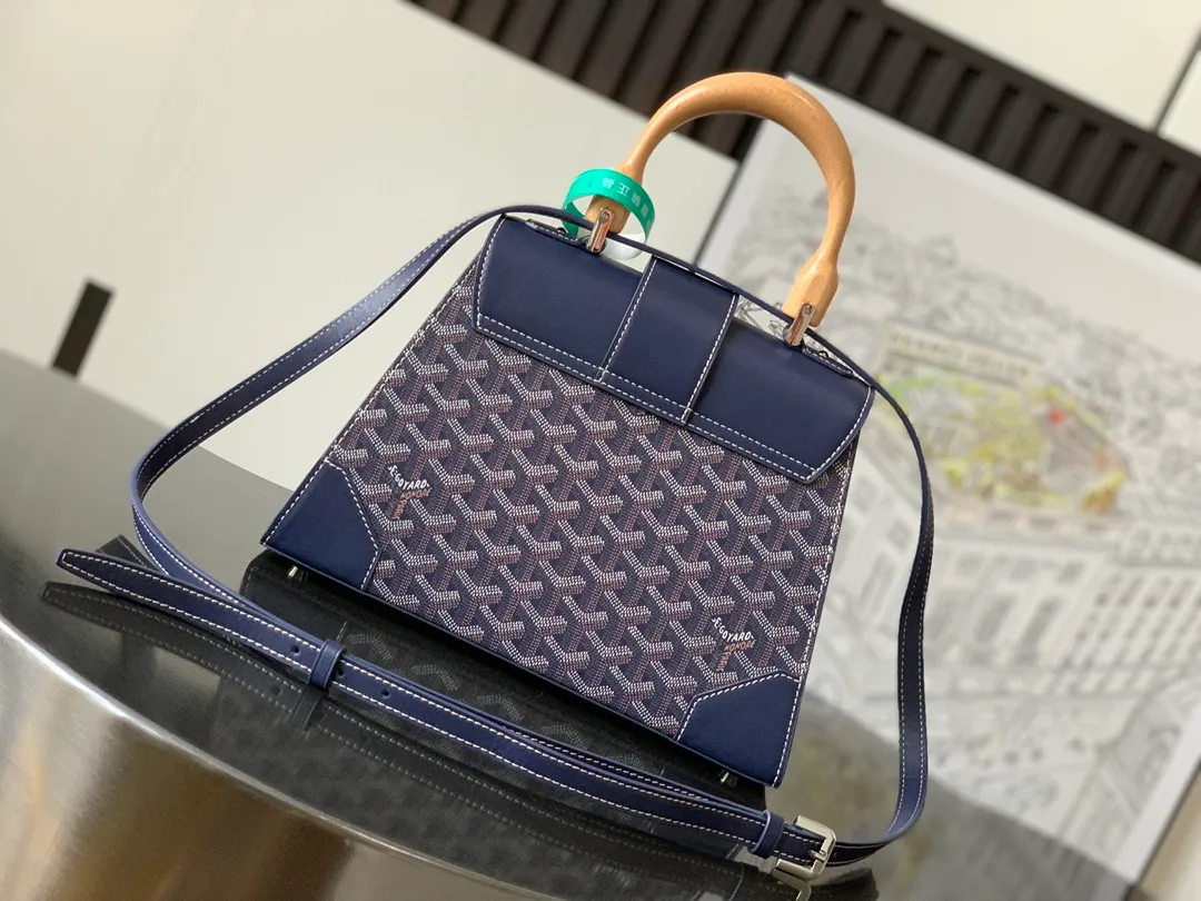 P1700, original Saïgon bag is one of the signature pieces of the House of Goyard, embodying all the characteristic elements of the brand’s boxmaking craftsmanship, such as wood, strips, leather corners and box-making nails. The Saigon Small Bag features a structured design and a removable shoulder strap for a chic and elegant look.  20 cm x 12 cm x 28 cm 🔎LAR 020186-Dark Blue
