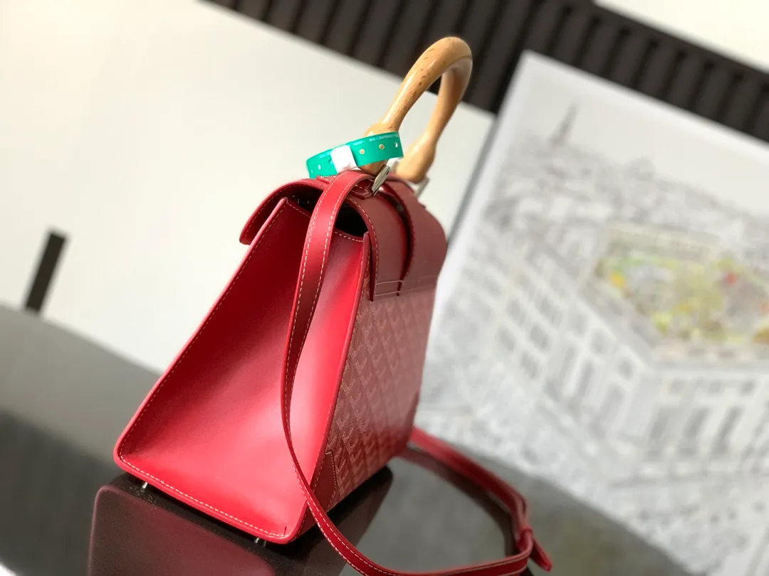 The P1700 original Saïgon bag is one of the signature pieces of the House of Goyard, embodying all the characteristic elements of the brand's boxmaking craftsmanship, such as wood, strips, leather corners and box-making nails. The Saigon Small Bag features a structured design and a removable shoulder strap for a chic and elegant look.  20 cm x 12 cm x 28 cm 🔎LAR 020186-Big Red