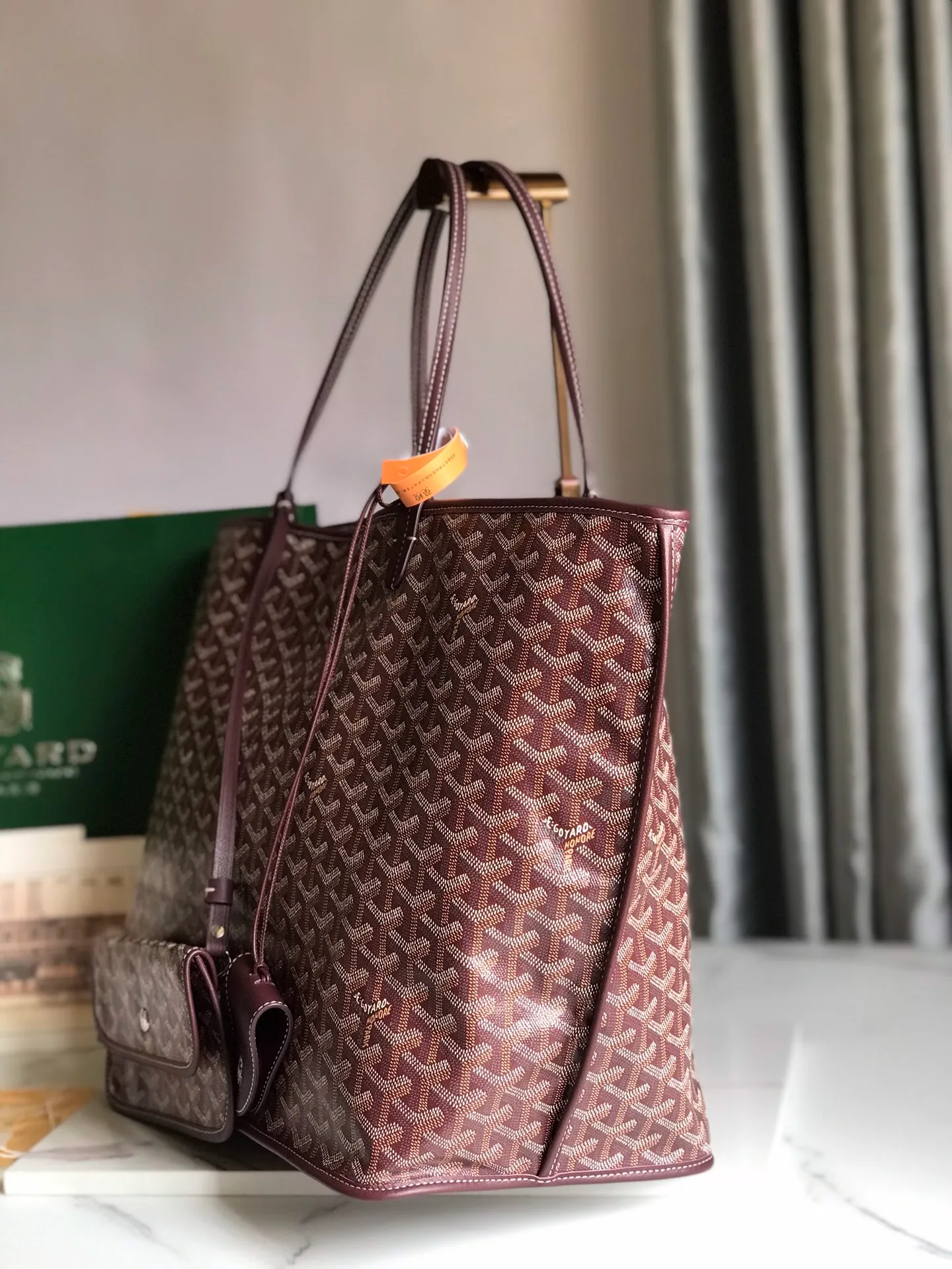 P1500 large size❤️Reversible Anjou double-sided tote ❤️Made of imported matching top-layer calfskin🐂➕Customized Goyardine rain dew cotton and linen➕matching symmetrical pattern😘 Full of high-end sense, any color will look good on the upper body, versatile and unisex.👏 Extra large built-in space, delivery coin purse, upgraded delivery bag with sealing clip, classic 11 colors 🎨black, brown, gray, green, dark blue, light blue, orange, red, burgundy, white, yellow, etc. to choose from! Size: Bag mouth 57cm, bottom 39*height 32*bottom width 19cm 🔎020166