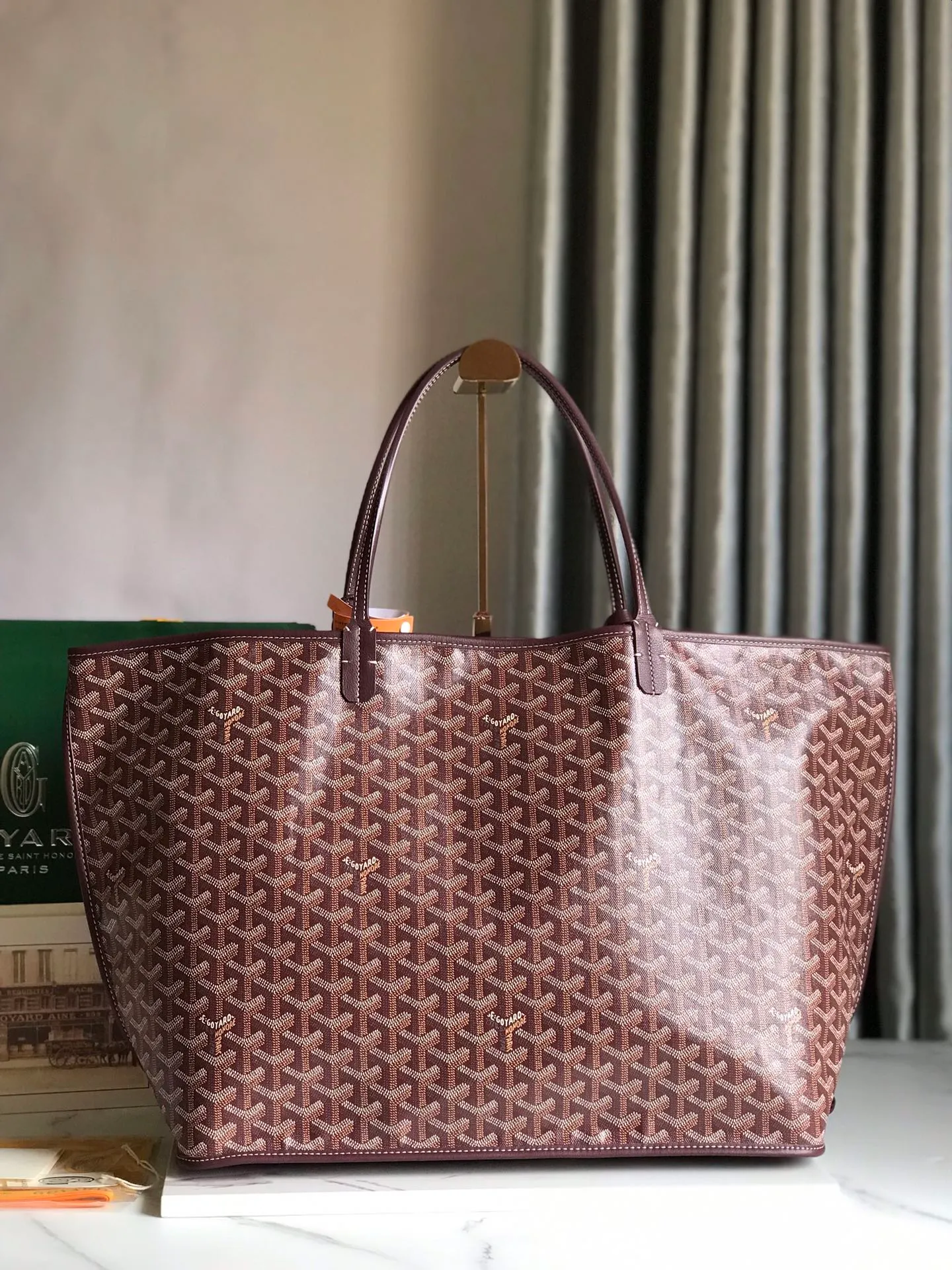 P1500 large size❤️Reversible Anjou double-sided tote ❤️Made of imported matching top-layer calfskin🐂➕Customized Goyardine rain dew cotton and linen➕matching symmetrical pattern😘 Full of high-end sense, any color will look good on the upper body, versatile and unisex.👏 Extra large built-in space, delivery coin purse, upgraded delivery bag with sealing clip, classic 11 colors 🎨black, brown, gray, green, dark blue, light blue, orange, red, burgundy, white, yellow, etc. to choose from! Size: Bag mouth 57cm, bottom 39*height 32*bottom width 19cm 🔎020166