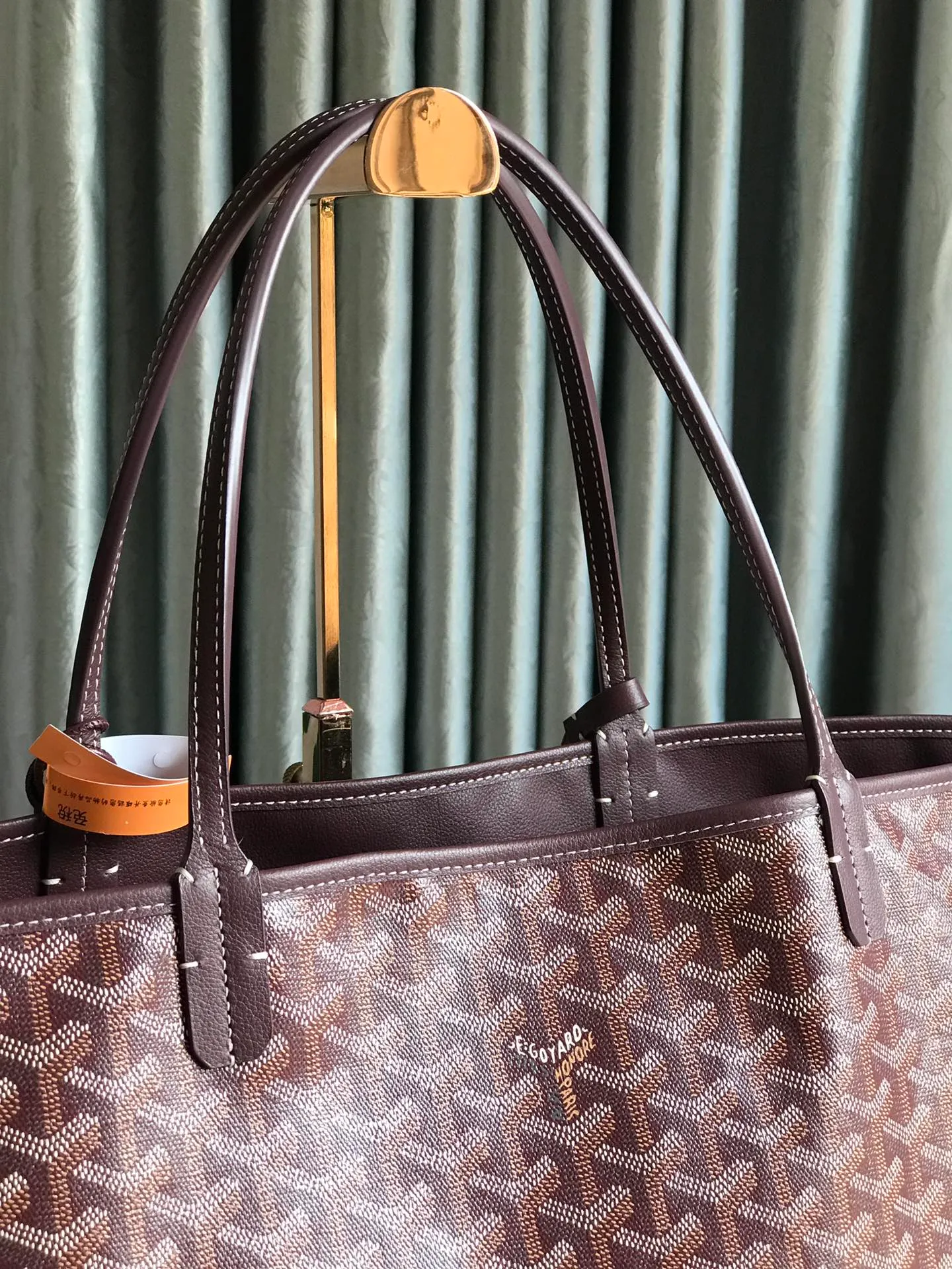 P1500 large size❤️Reversible Anjou double-sided tote ❤️Made of imported matching top-layer calfskin🐂➕Customized Goyardine rain dew cotton and linen➕matching symmetrical pattern😘 Full of high-end sense, any color will look good on the upper body, versatile and unisex.👏 Extra large built-in space, delivery coin purse, upgraded delivery bag with sealing clip, classic 11 colors 🎨black, brown, gray, green, dark blue, light blue, orange, red, burgundy, white, yellow, etc. to choose from! Size: Bag mouth 57cm, bottom 39*height 32*bottom width 19cm 🔎020166