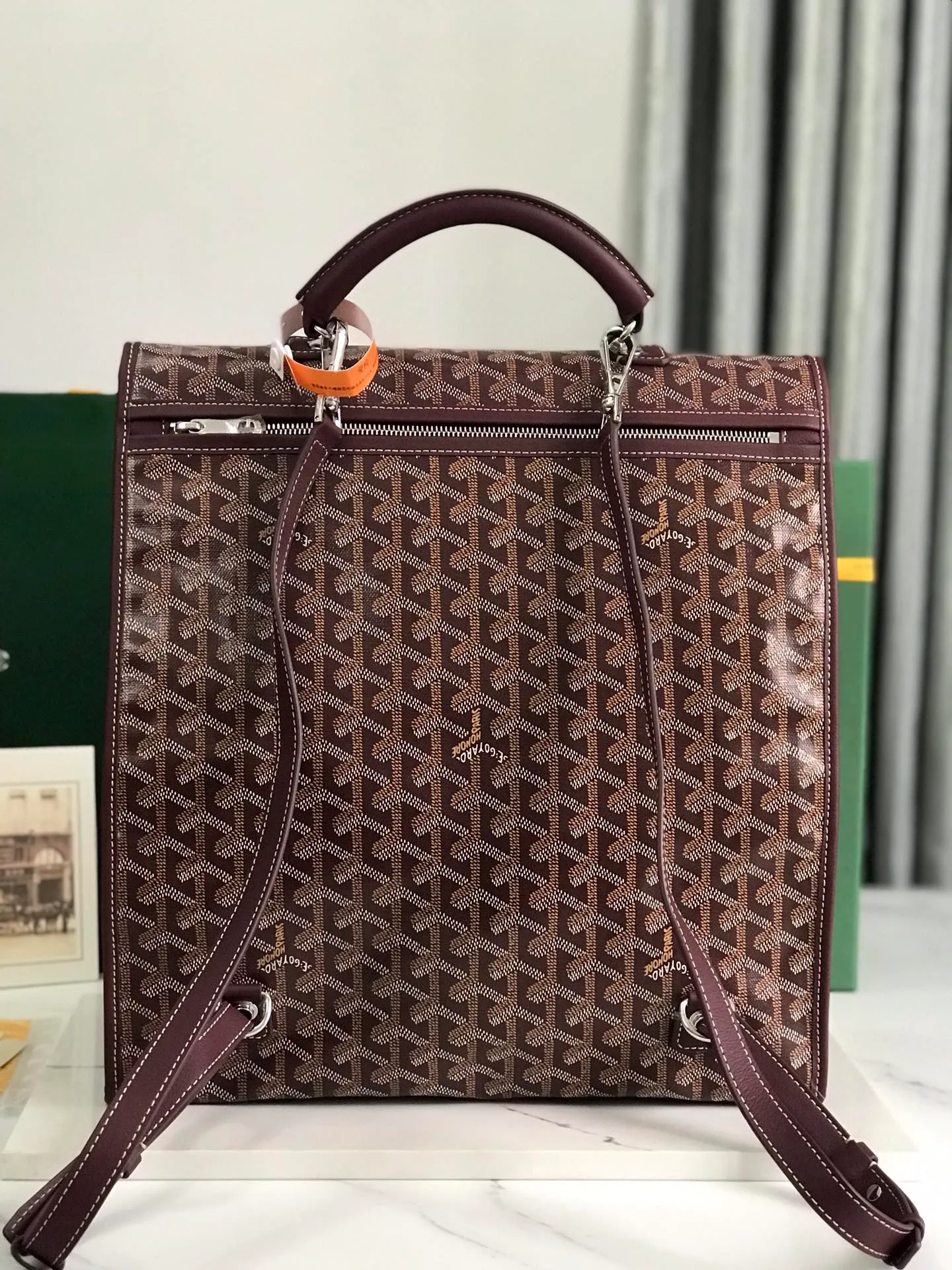 720❤️Goyard Saint Leger folding backpack The Saint Leger bag follows Goyard's consistent principles of modular design and functionality. It has a large internal space and is equipped with a detachable and adjustable shoulder strap. It can be cleverly converted into a briefcase or backpack. It is an indispensable and excellent companion for daily travel❤️ Size: 33*35*16cm 🔎: 020318/020191