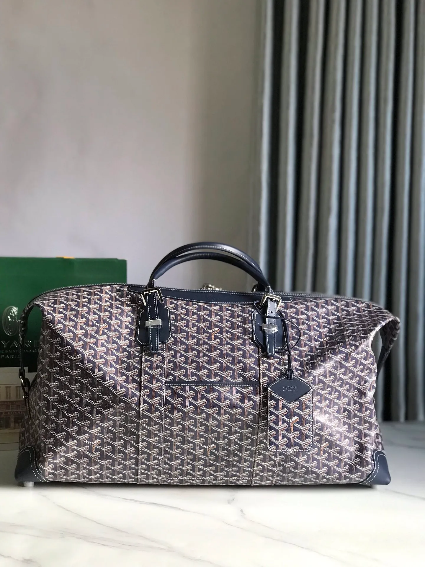 1250💝Boeing travel bag (length 55cm) is very suitable for friends who carry many items. It can be used in the cabin or as a luggage bag. The extra large capacity can hold all kinds of winter clothes, shoes, cosmetic bags... The handles made of first-layer cowhide ensure comfort when carrying, and the length is adjustable. Opening the side wings on both sides of the opening can increase the capacity. (Delivery tag) Size: 55cm x 32cm x 22cm 🔎020156