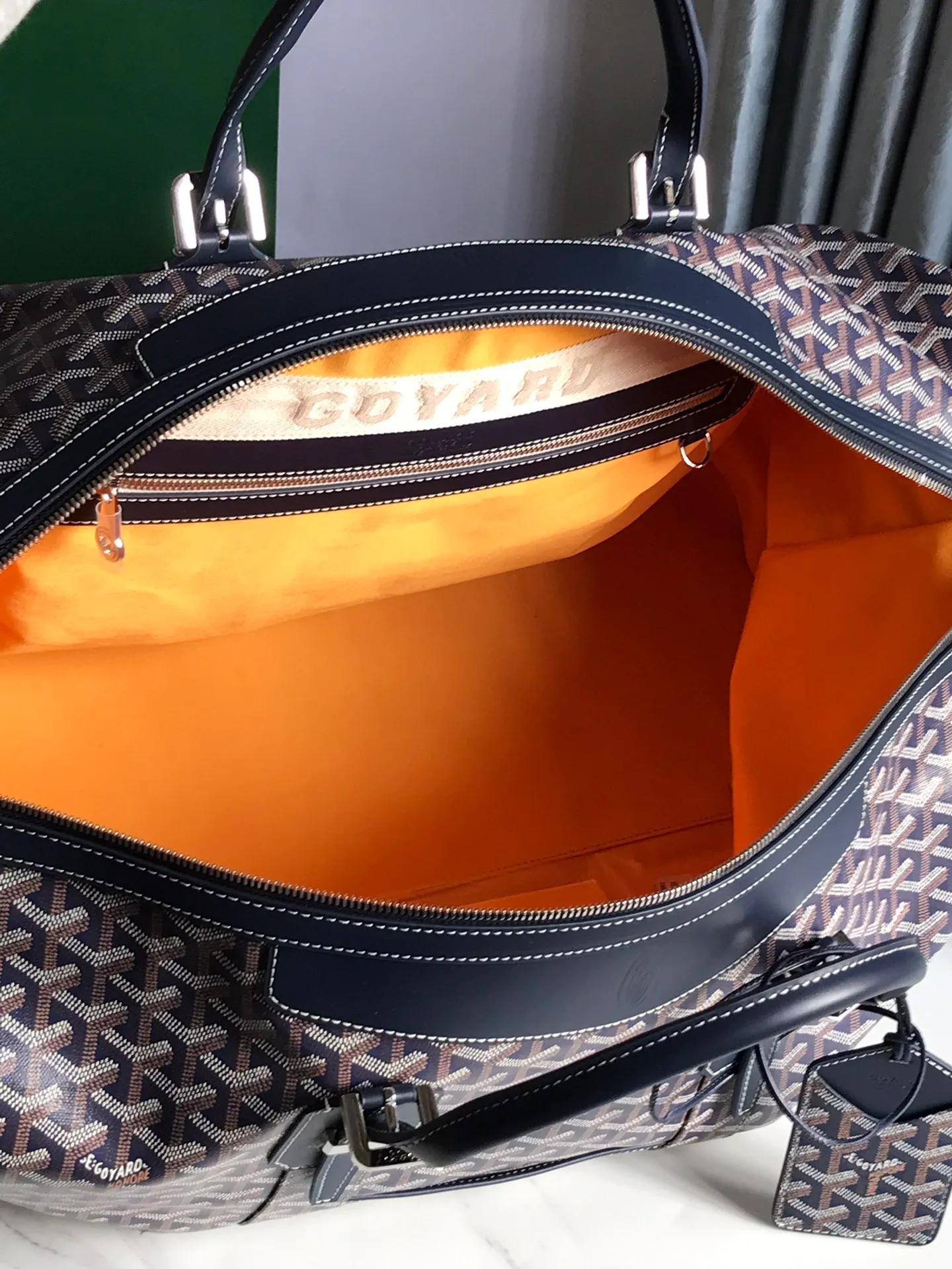 1250💝Boeing travel bag (length 55cm) is very suitable for friends who carry many items. It can be used in the cabin or as a luggage bag. The extra large capacity can hold all kinds of winter clothes, shoes, cosmetic bags... The handles made of first-layer cowhide ensure comfort when carrying, and the length is adjustable. Opening the side wings on both sides of the opening can increase the capacity. (Delivery tag) Size: 55cm x 32cm x 22cm 🔎020156