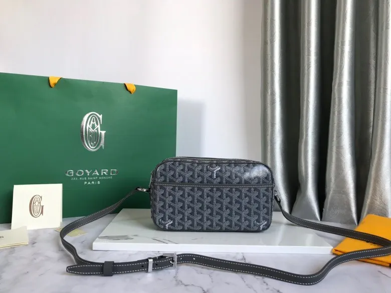 P1100 Light Gray🔎020189 Cap-Vert Camera Bag The camera bag is as versatile and versatile as ever, a style that you can’t go wrong with no matter how you match it🤗unisex, with a variety of colors🉑️ to choose from, and the delivery gift box🎁is a good choice for giving as gifts. Size: 22.5*13*7cm