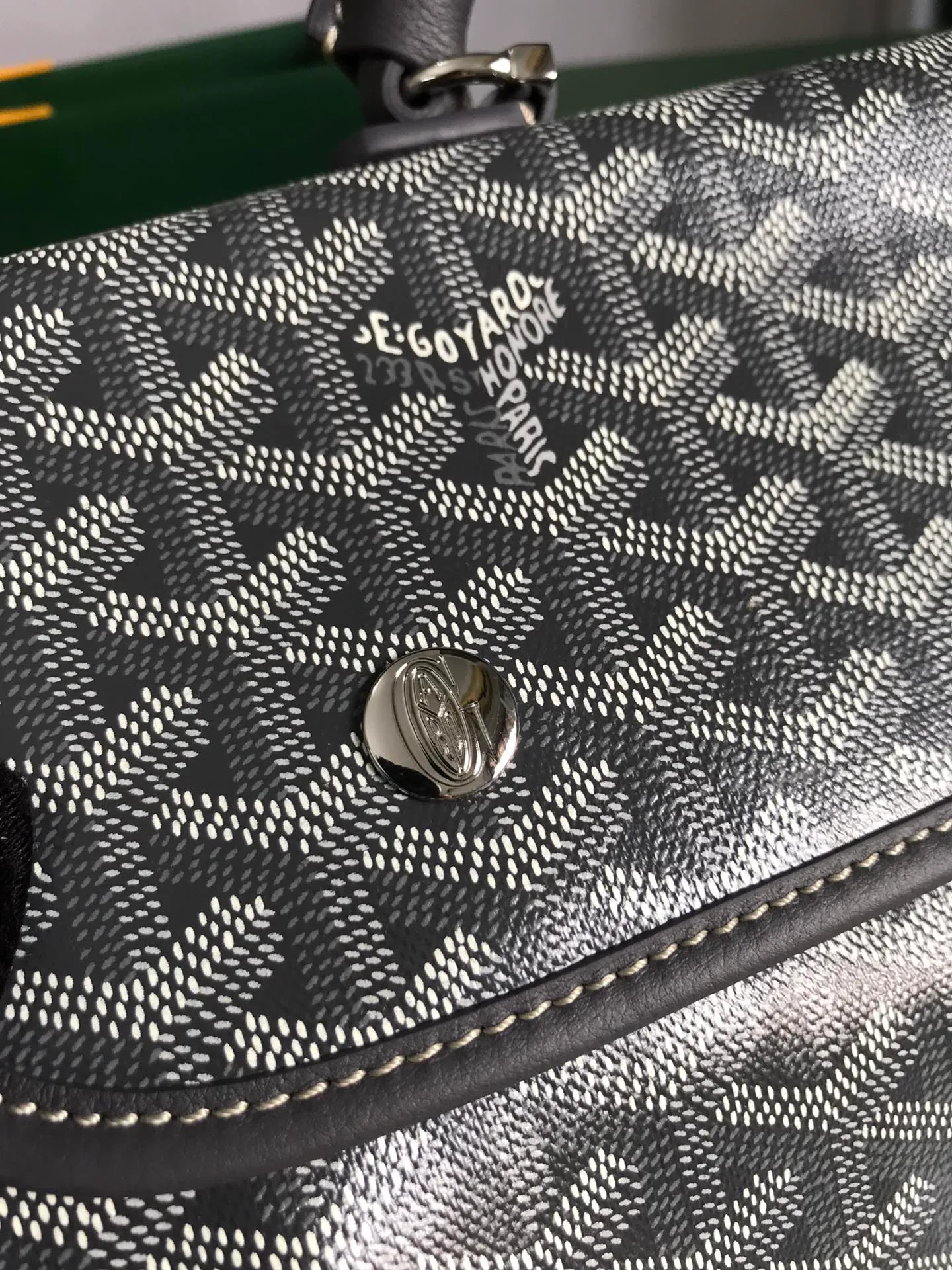 720 Goyard Saint Leger Folding Backpack The Saint Leger bag follows Goyard's consistent principles of modular design and functionality. It has a large internal space and is equipped with a detachable and adjustable shoulder strap. It can be cleverly converted into a briefcase or backpack. It is an indispensable and excellent companion for daily travel❤️ Size: 33*35*16cm 🔎: 020191