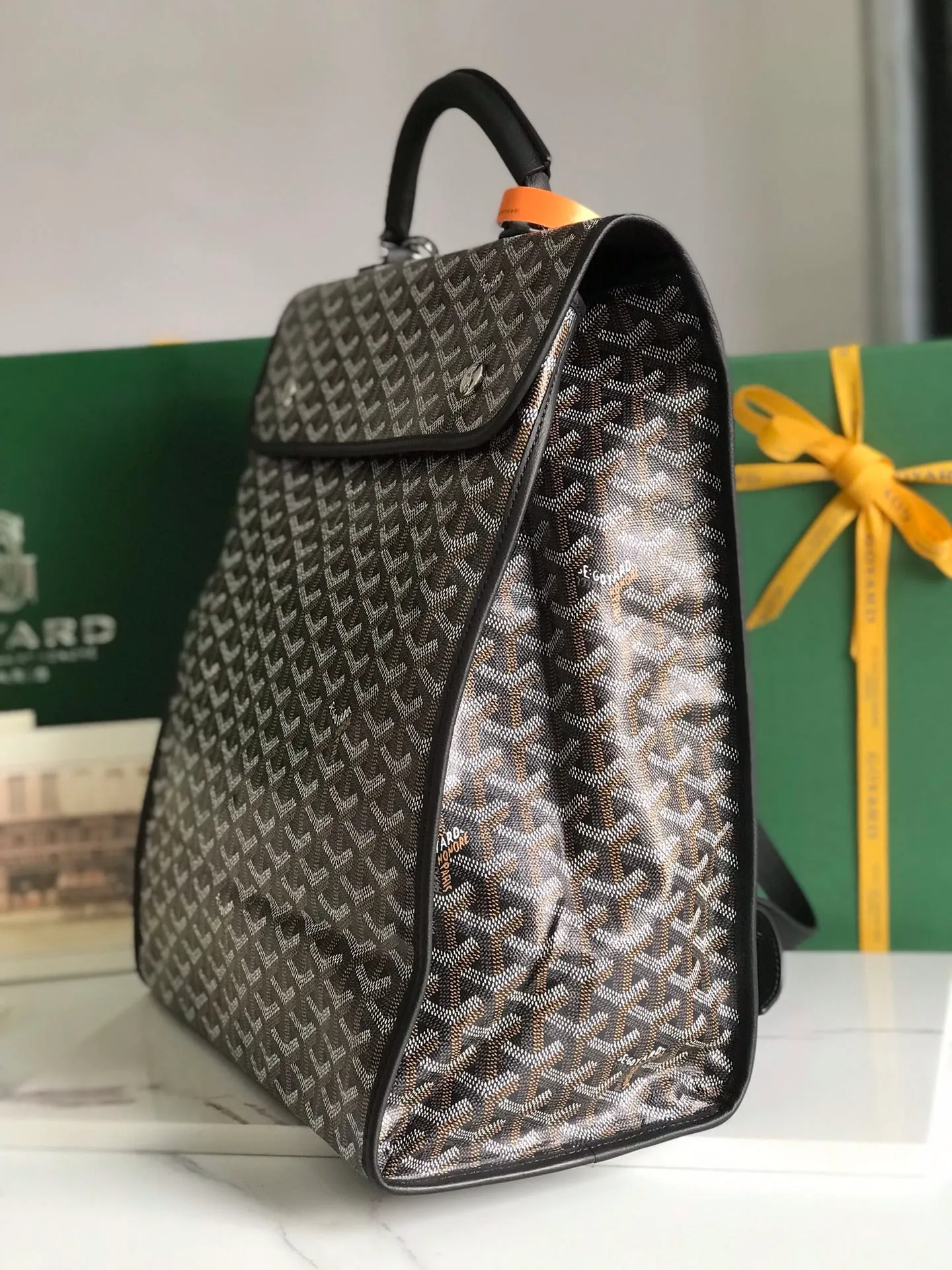 720 ❤️Goyard Saint Leger Folding Backpack The Saint Leger bag follows Goyard's consistent principles of modular design and functionality. It has a large internal space and is equipped with a detachable and adjustable shoulder strap. It can be cleverly converted into a briefcase or backpack. It is an indispensable and excellent companion for daily travel❤️ Size: 33*35*16cm 🔎: 020191