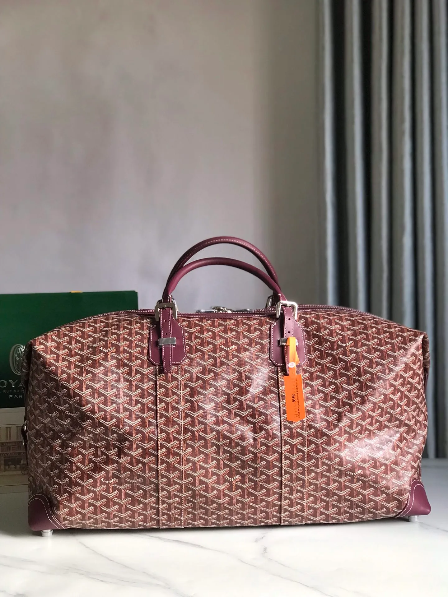 1280💝Boeing travel bag (length 55cm) is ideal for those who carry many items. It can be used in the cabin or as a luggage bag. The extra large capacity can hold all kinds of winter clothes, shoes, cosmetic bags... The handles made of first-layer cowhide ensure comfort when carrying, and the length is adjustable. Opening the side wings on both sides of the opening can increase the capacity. (Delivery tag) Size: 55cm x 32cm x 22cm 🔎020156