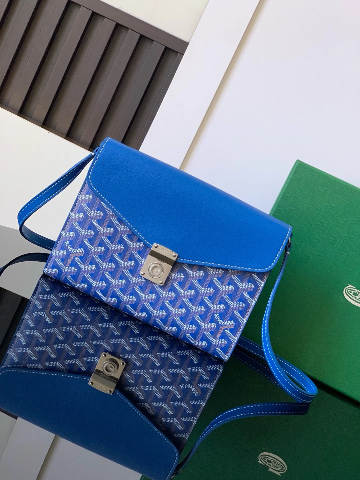 The design of the P1260 Chypre crossbody bag has the characteristics of a wallet and the concept of a handbag, which is both clever and practical. The bag has 6 card slots and a detachable and adjustable leather shoulder strap that can be worn on the shoulder, cross-body or hand-carried. 21 cm x 4 cm x 16 cm 🔎8063-Sky Blue