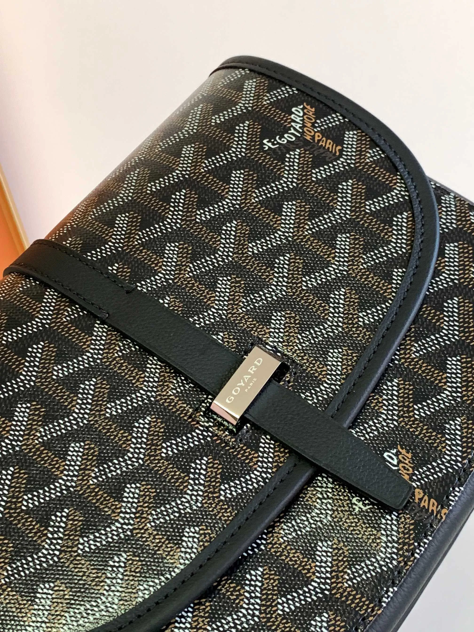 P1300🉐With packaging, the BELVÉDÉRE small bag is equipped with a smart shoulder strap and a secure closure system, suitable for various occasions, simple and elegant, lightweight and practical. Features multiple exterior and interior pockets to easily separate your belongings. Material: GOYARDINE canvas & DECIZE calf leather, detachable and adjustable shoulder strap, search code: 8016 pebbled pattern SIZE: size, weight: 16X7X22 (CM)