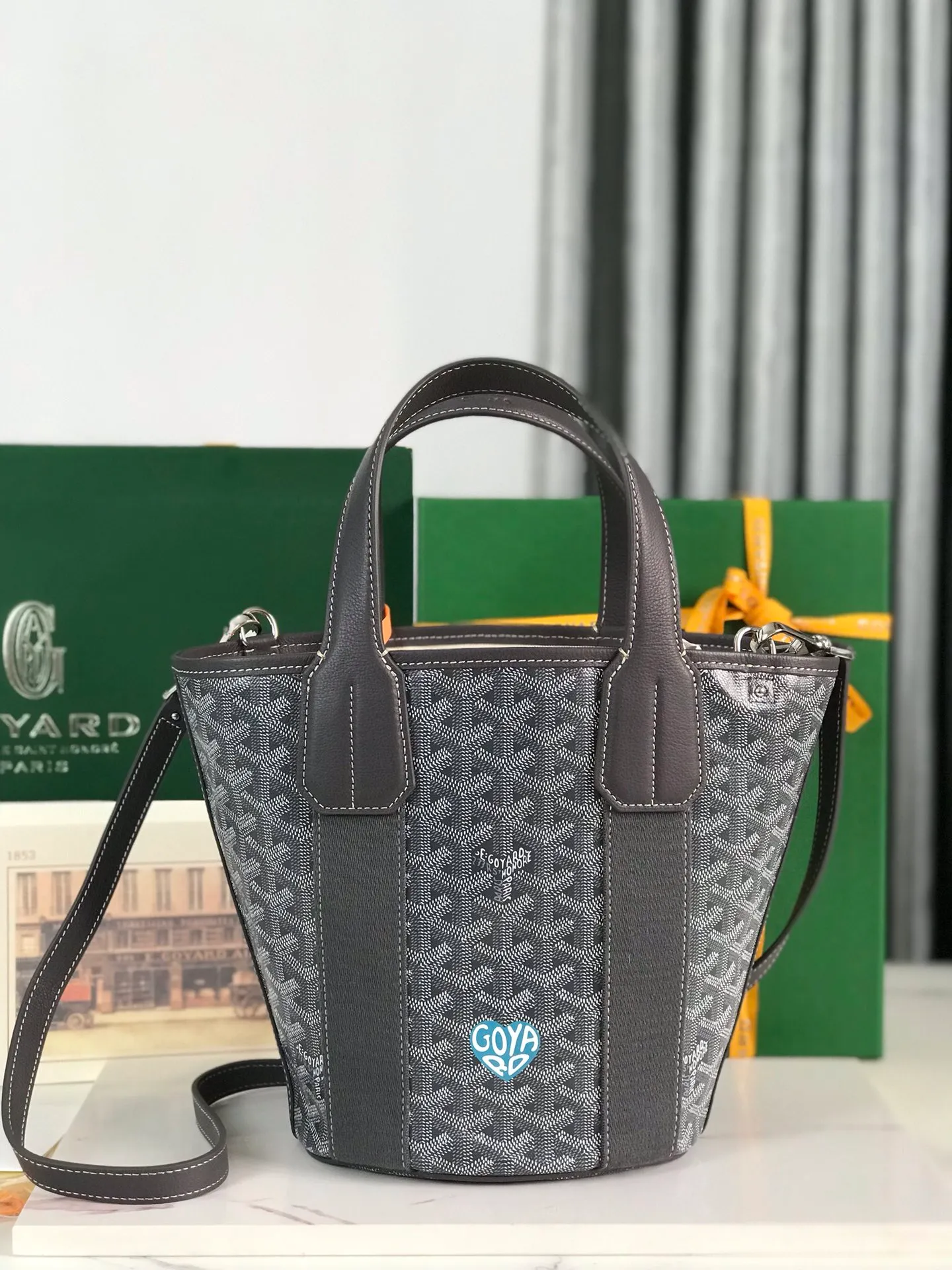 The 660💝BELHARRA small bag is the perfect companion for vacations in the sun. Its iconic bucket shape and large opening design make it easy to put in daily necessities. Whether on the beach or on the city road, this special edition bag can be easily carried by hand or carried on the shoulder. The calfskin leather shoulder strap is detachable. 11 classic colors are combined with two different hearts. The small love style makes the bag more unique and playful. The ribbon love style makes the bag more novel, soft and smart. Size: 18*14 (bottom width) *24 (height) 🔎120230