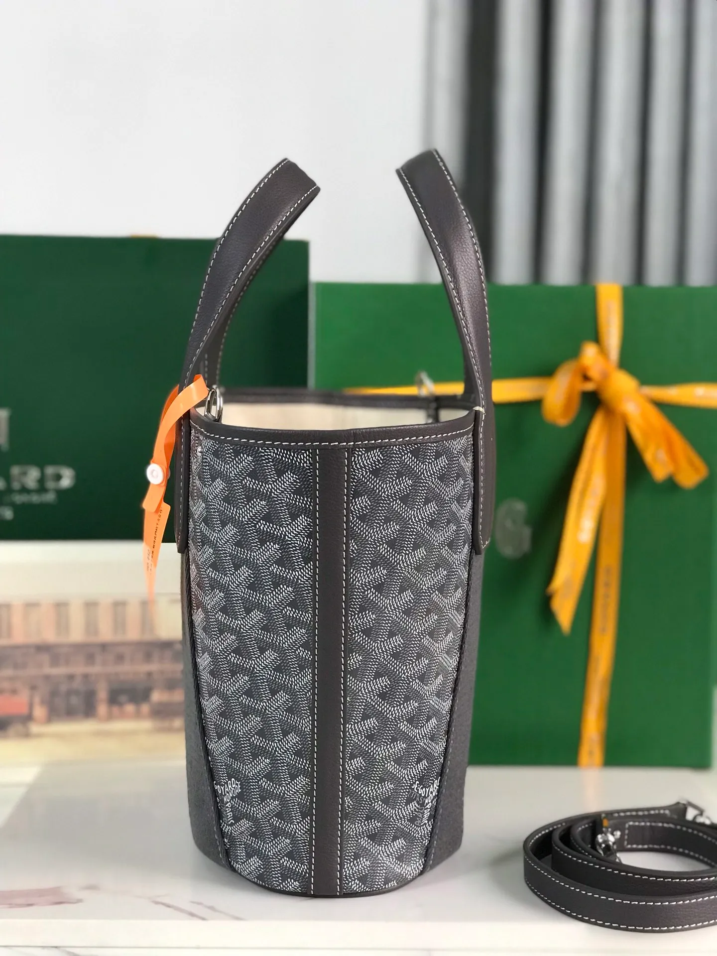 The 660💝BELHARRA small bag is the perfect companion for vacations in the sun. Its iconic bucket shape and large opening design make it easy to put in daily necessities. Whether on the beach or on the city road, this special edition bag can be easily carried by hand or carried on the shoulder. The calfskin leather shoulder strap is detachable. 11 classic colors are combined with two different hearts. The small love style makes the bag more unique and playful. The ribbon love style makes the bag more novel, soft and smart. Size: 18*14 (bottom width) *24 (height) 🔎120230