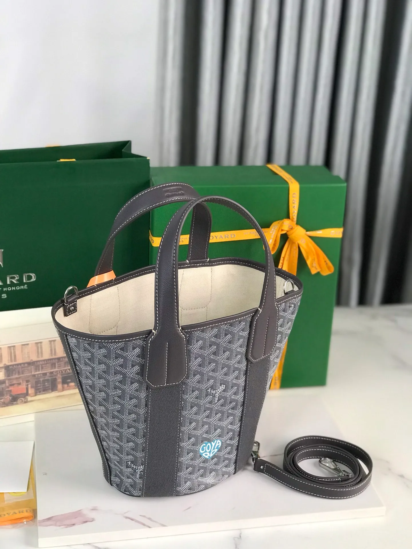 The 660💝BELHARRA small bag is the perfect companion for vacations in the sun. Its iconic bucket shape and large opening design make it easy to put in daily necessities. Whether on the beach or on the city road, this special edition bag can be easily carried by hand or carried on the shoulder. The calfskin leather shoulder strap is detachable. 11 classic colors are combined with two different hearts. The small love style makes the bag more unique and playful. The ribbon love style makes the bag more novel, soft and smart. Size: 18*14 (bottom width) *24 (height) 🔎120230