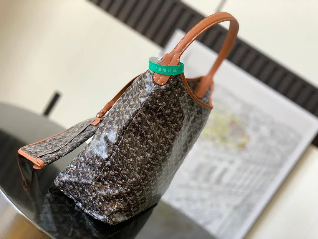 P1100 with Gift Bag The Bohème Hobo bag is the epitome of lightweight, flexible and secure, thanks to its zipper closure. Thanks to its wide handles, it's also very comfortable as a shoulder bag. It also features the signature removable pouch that snaps shut. 27 cm x 15 cm x 42 cm 🔎020223-