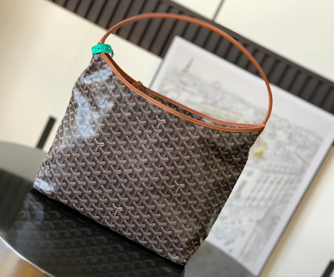 P1100 with Gift Bag The Bohème Hobo bag is the epitome of lightweight, flexible and secure, thanks to its zipper closure. Thanks to its wide handles, it's also very comfortable as a shoulder bag. It also features the signature removable pouch that snaps shut. 27 cm x 15 cm x 42 cm 🔎020223-