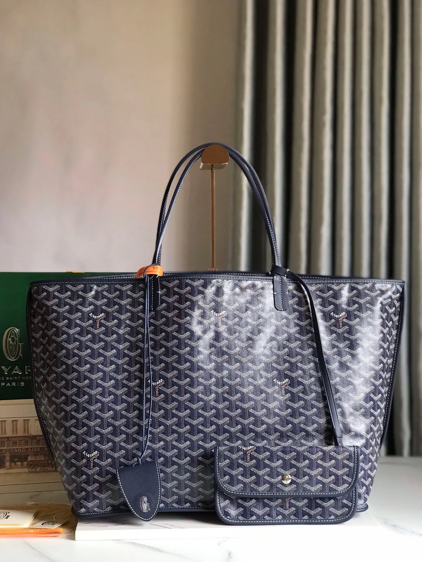 P1500 large size❤️Reversible Anjou double-sided tote❤️Made of imported matching top-layer calfskin🐂➕Customized Goyardine rain dew cotton and linen➕matching symmetrical pattern😘 Full of high-end sense, it looks good in any color and is versatile, unisex.👏 Extra large built-in space, delivery coin purse, upgraded delivery bag with sealing clip, classic 11 colors 🎨black, brown, gray, green, dark blue, light blue, orange, red, burgundy, white, yellow, etc. to choose from! Size: Bag mouth 57cm, bottom 39*height 32*bottom width 19cm 🔎020166