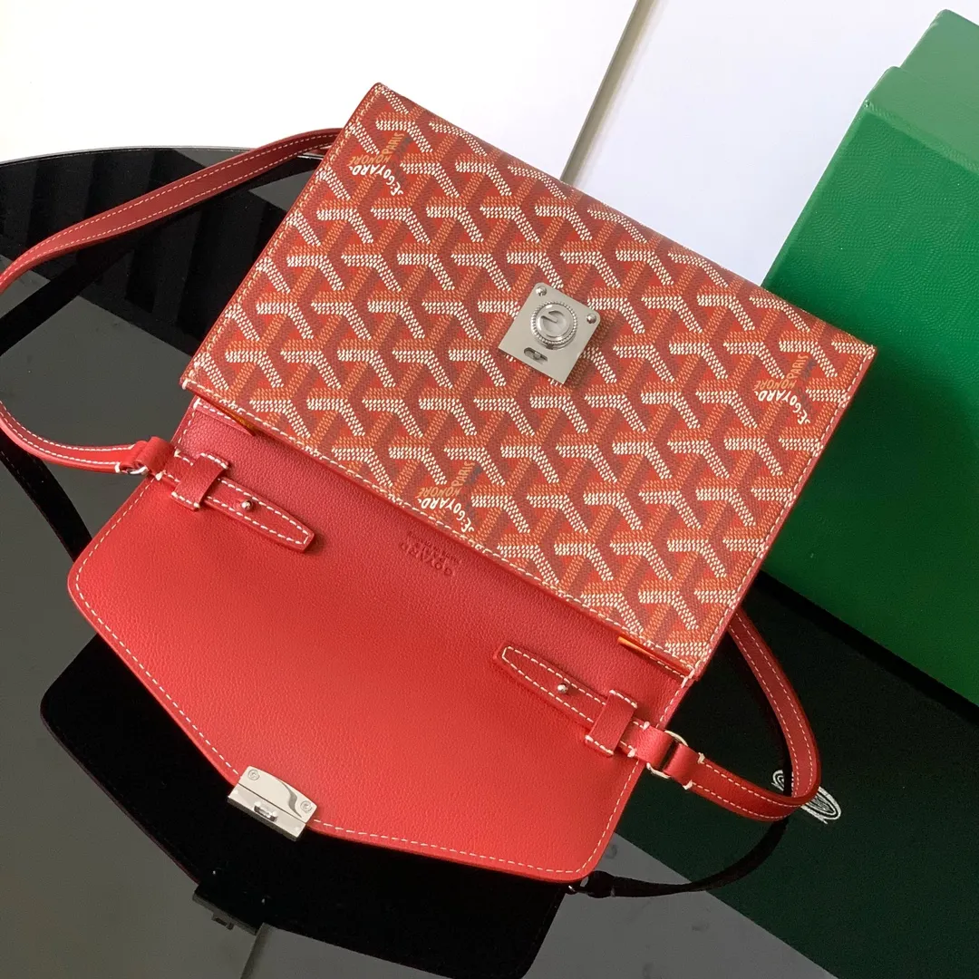 The design of the P1260 Chypre crossbody bag has the characteristics of a wallet and the concept of a handbag, which is both clever and practical. The bag has 6 card slots and a detachable and adjustable leather shoulder strap that can be worn on the shoulder, cross-body or hand-carried. 21 cm x 4 cm x 16 cm 🔎8063-Red