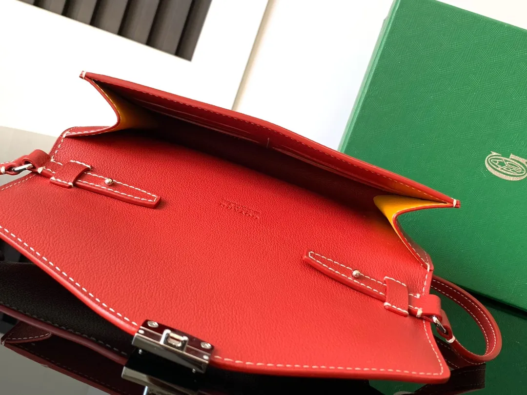 The design of the P1260 Chypre crossbody bag has the characteristics of a wallet and the concept of a handbag, which is both clever and practical. The bag has 6 card slots and a detachable and adjustable leather shoulder strap that can be worn on the shoulder, cross-body or hand-carried. 21 cm x 4 cm x 16 cm 🔎8063-Red