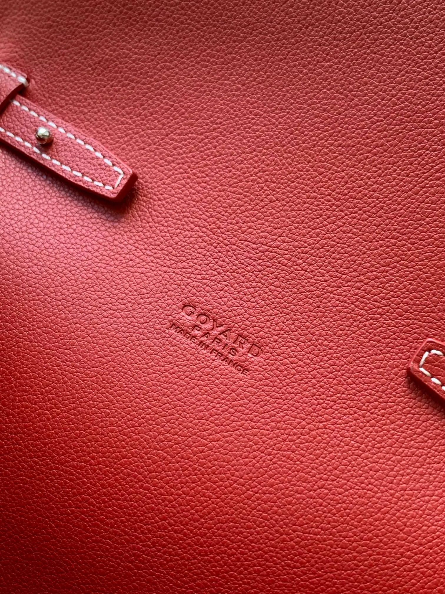 The design of the P1260 Chypre crossbody bag has the characteristics of a wallet and the concept of a handbag, which is both clever and practical. The bag has 6 card slots and a detachable and adjustable leather shoulder strap that can be worn on the shoulder, cross-body or hand-carried. 21 cm x 4 cm x 16 cm 🔎8063-Red