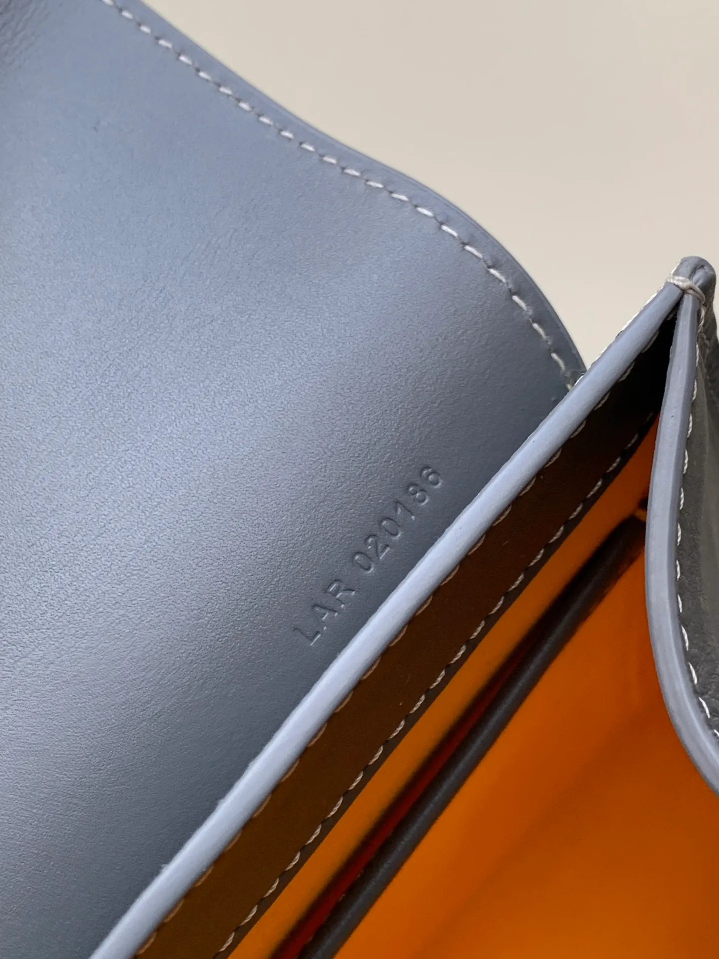The P1700 original Saïgon bag is one of the signature pieces of the House of Goyard, embodying all the characteristic elements of the brand's boxmaking craftsmanship, such as wood, strips, leather corners and box-making nails. The Saigon Small Bag features a structured design and a removable shoulder strap for a chic and elegant look.  20 cm x 12 cm x 28 cm 🔎LAR 020186-Grey