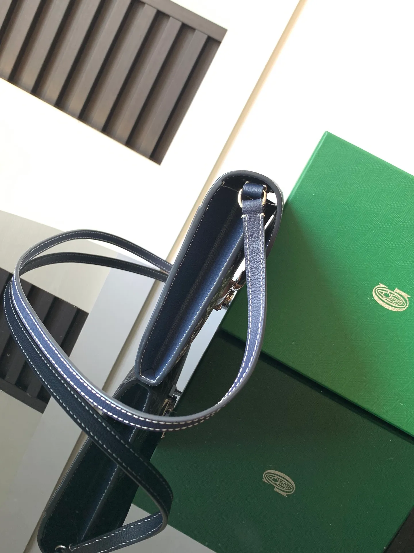 The design of the P1260 Chypre crossbody bag has the characteristics of a wallet and the concept of a handbag, which is both clever and practical. The bag has 6 card slots and a detachable and adjustable leather shoulder strap that can be worn on the shoulder, cross-body or hand-carried.  21 cm x 4 cm x 16 cm 🔎8063-Dark Blue