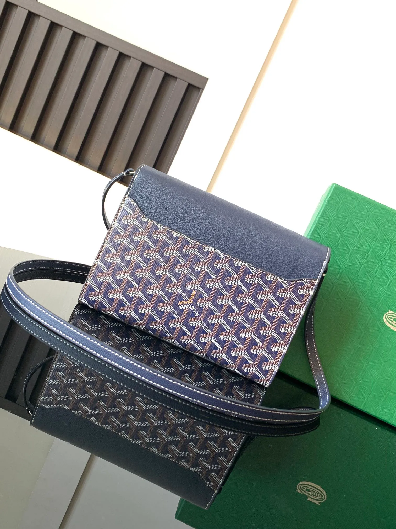 The design of the P1260 Chypre crossbody bag has the characteristics of a wallet and the concept of a handbag, which is both clever and practical. The bag has 6 card slots and a detachable and adjustable leather shoulder strap that can be worn on the shoulder, cross-body or hand-carried.  21 cm x 4 cm x 16 cm 🔎8063-Dark Blue