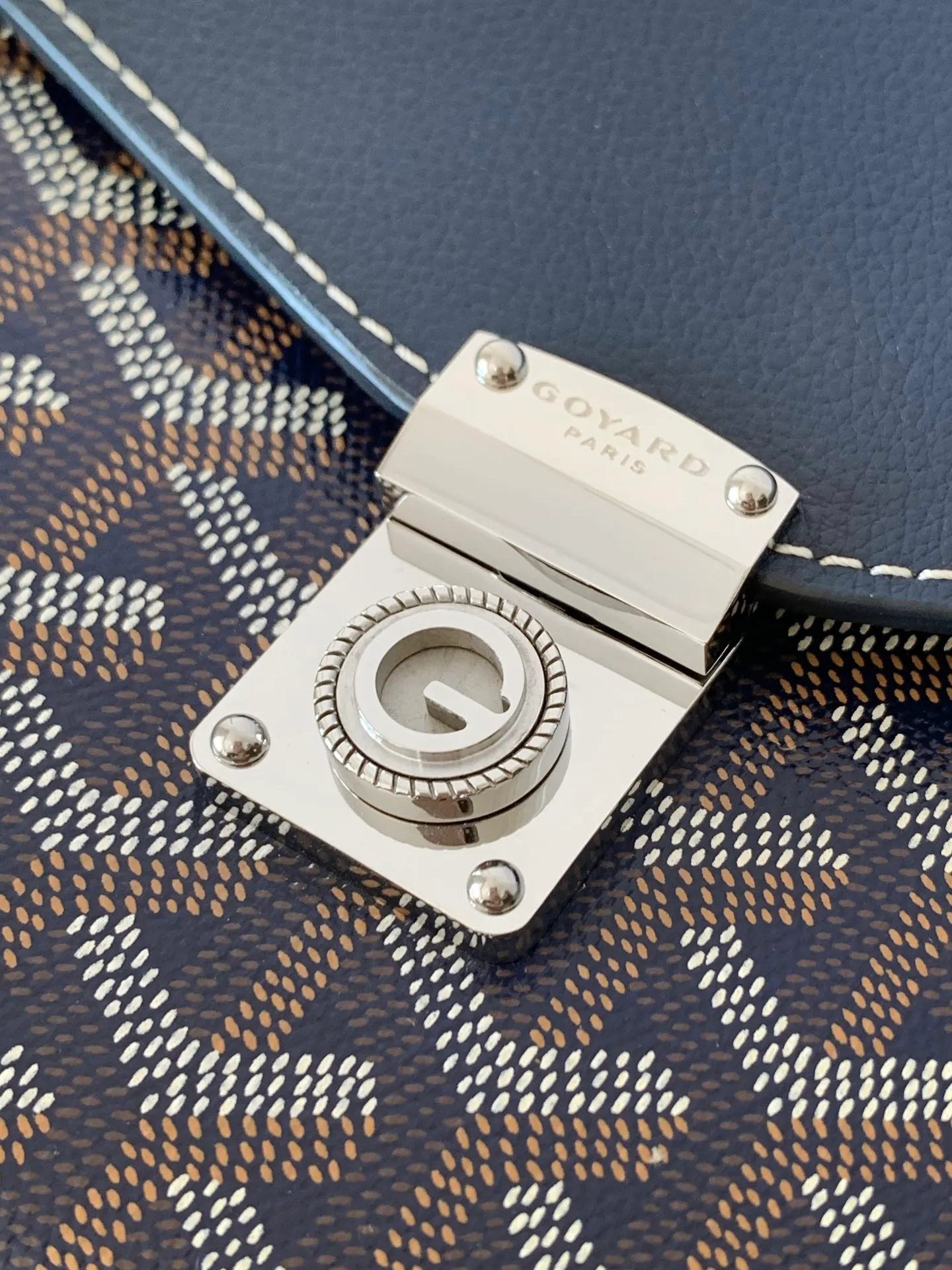The design of the P1260 Chypre crossbody bag has the characteristics of a wallet and the concept of a handbag, which is both clever and practical. The bag has 6 card slots and a detachable and adjustable leather shoulder strap that can be worn on the shoulder, cross-body or hand-carried.  21 cm x 4 cm x 16 cm 🔎8063-Dark Blue