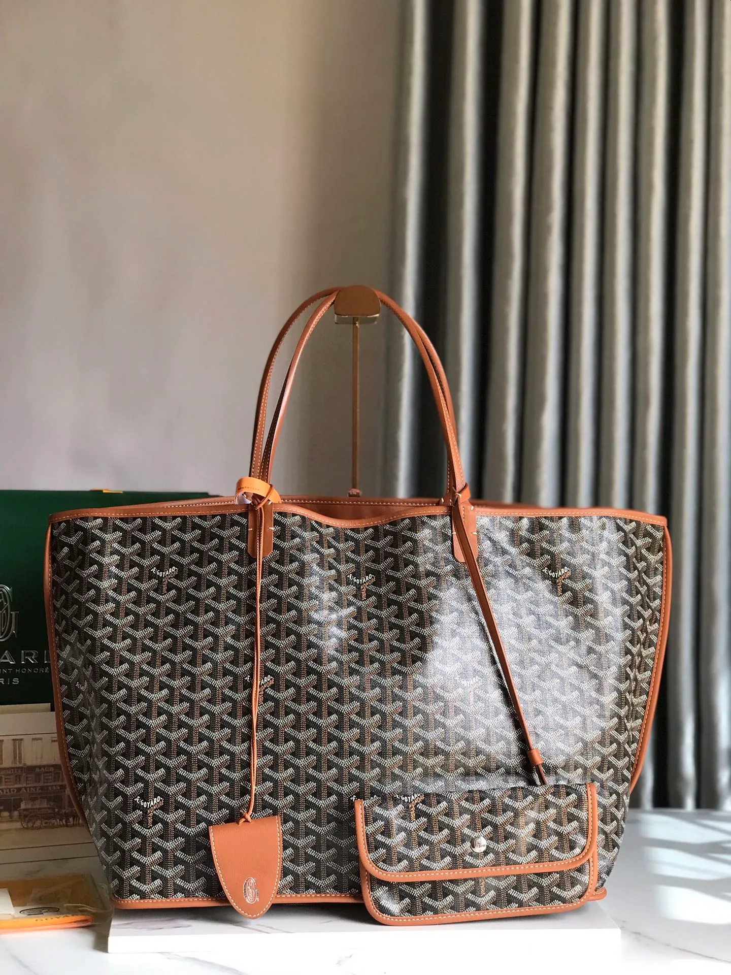 P1500 large size ❤️Reversible Anjou double-sided tote large size ❤️Made of imported matching top-layer calfskin🐂➕Customized Goyardine rain dew cotton and linen➕matching symmetrical pattern😘 Full of high-end sense, any color will look good on the upper body, versatile, unisex.👏 Extra large built-in space, delivery coin purse, upgraded delivery bag with sealing clip, classic 11 colors 🎨black, brown, gray, green, dark blue, light blue, orange, red, burgundy, white, yellow, etc. to choose from! Size: Bag mouth 57cm, bottom 39*height 32*bottom width 19cm 🔎020166