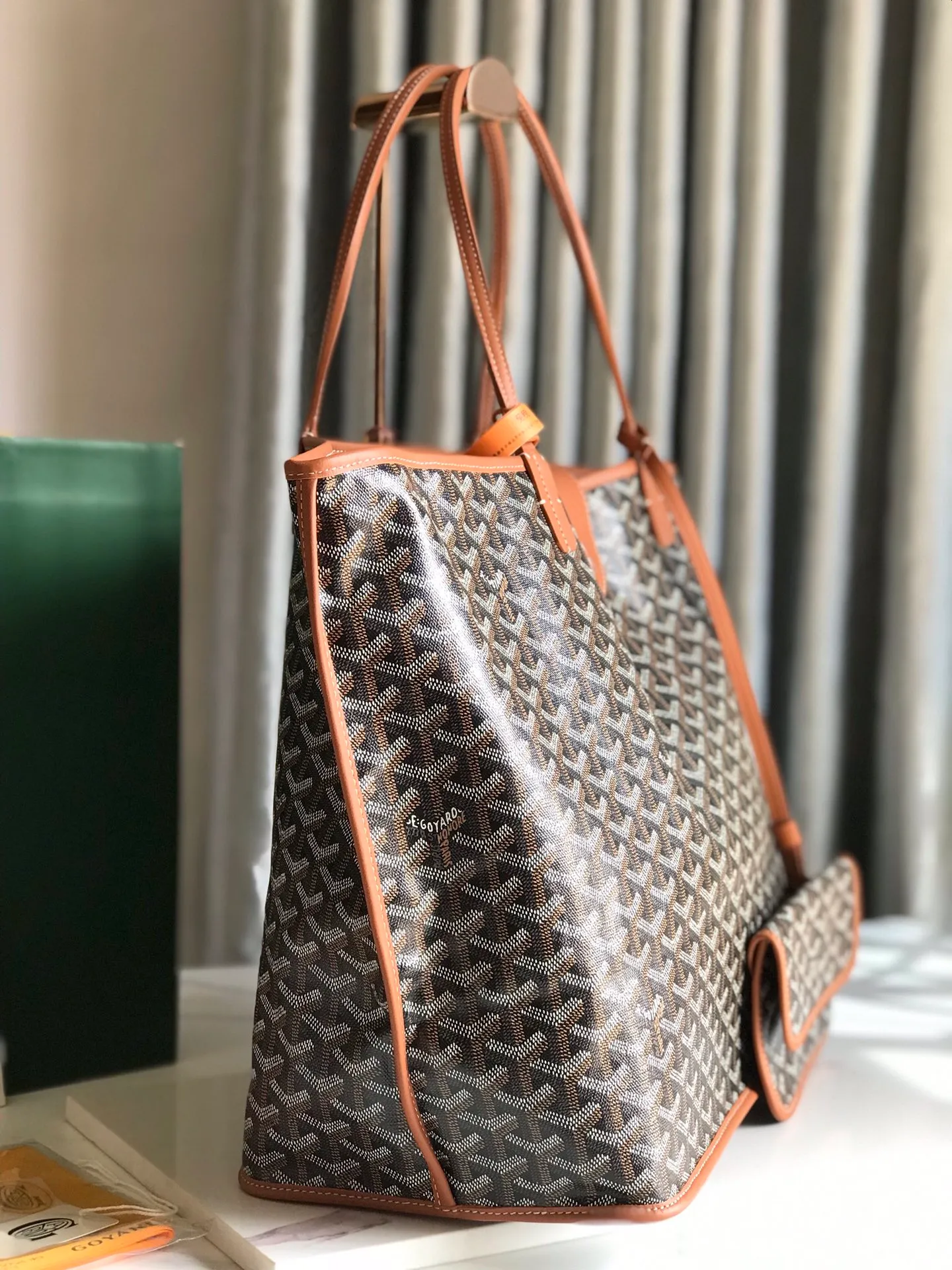 P1500 large size ❤️Reversible Anjou double-sided tote large size ❤️Made of imported matching top-layer calfskin🐂➕Customized Goyardine rain dew cotton and linen➕matching symmetrical pattern😘 Full of high-end sense, any color will look good on the upper body, versatile, unisex.👏 Extra large built-in space, delivery coin purse, upgraded delivery bag with sealing clip, classic 11 colors 🎨black, brown, gray, green, dark blue, light blue, orange, red, burgundy, white, yellow, etc. to choose from! Size: Bag mouth 57cm, bottom 39*height 32*bottom width 19cm 🔎020166