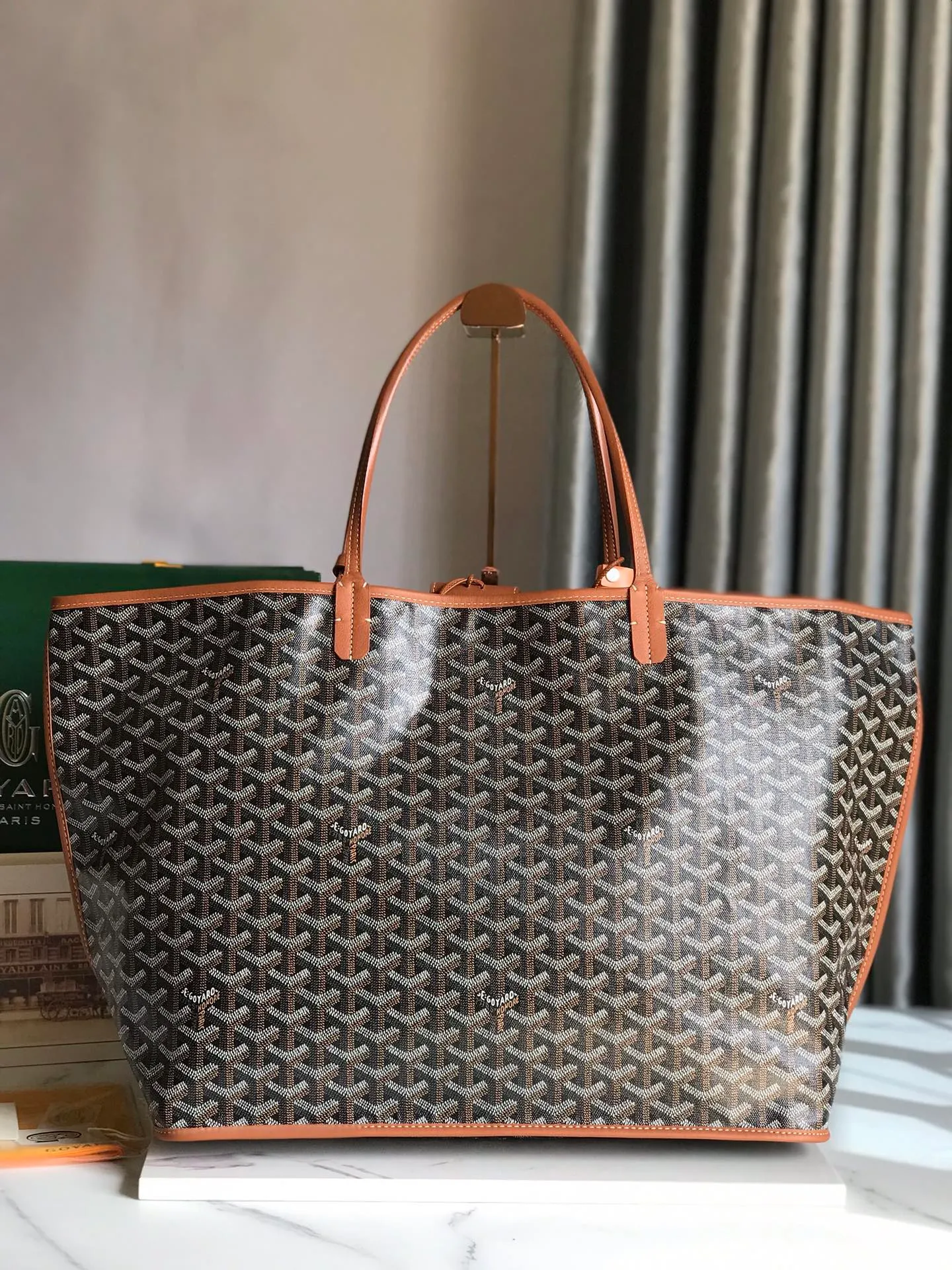 P1500 large size ❤️Reversible Anjou double-sided tote large size ❤️Made of imported matching top-layer calfskin🐂➕Customized Goyardine rain dew cotton and linen➕matching symmetrical pattern😘 Full of high-end sense, any color will look good on the upper body, versatile, unisex.👏 Extra large built-in space, delivery coin purse, upgraded delivery bag with sealing clip, classic 11 colors 🎨black, brown, gray, green, dark blue, light blue, orange, red, burgundy, white, yellow, etc. to choose from! Size: Bag mouth 57cm, bottom 39*height 32*bottom width 19cm 🔎020166