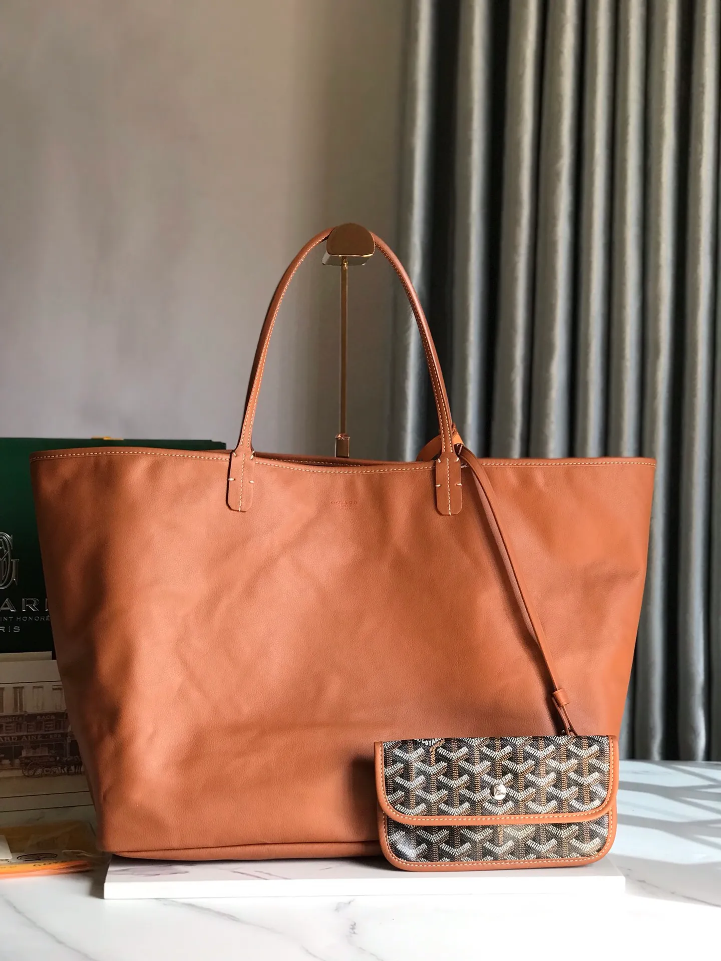 P1500 large size ❤️Reversible Anjou double-sided tote large size ❤️Made of imported matching top-layer calfskin🐂➕Customized Goyardine rain dew cotton and linen➕matching symmetrical pattern😘 Full of high-end sense, any color will look good on the upper body, versatile, unisex.👏 Extra large built-in space, delivery coin purse, upgraded delivery bag with sealing clip, classic 11 colors 🎨black, brown, gray, green, dark blue, light blue, orange, red, burgundy, white, yellow, etc. to choose from! Size: Bag mouth 57cm, bottom 39*height 32*bottom width 19cm 🔎020166