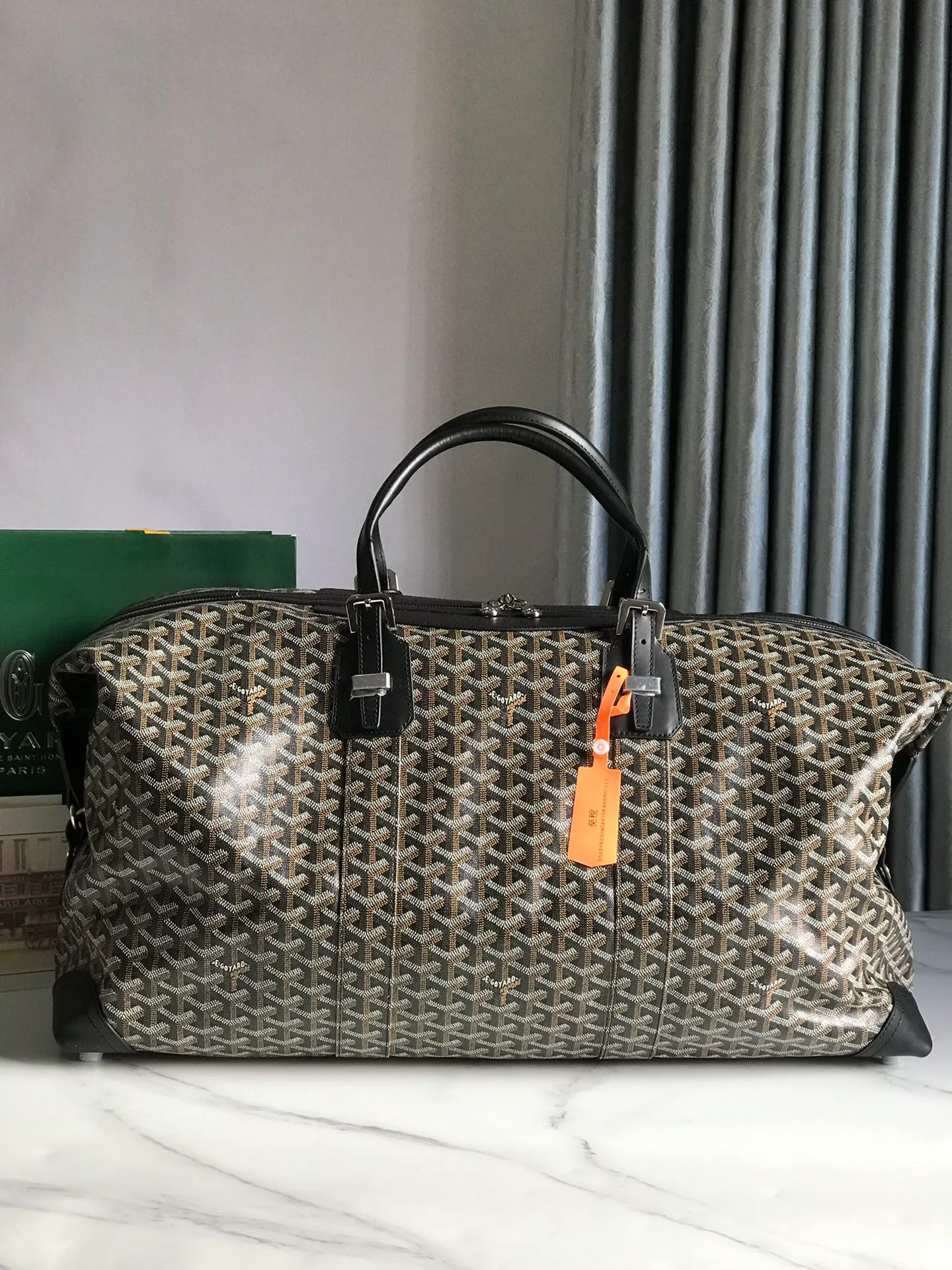 1250💝Boeing travel bag (length 55cm) is very suitable for friends who carry many items. It can be used in the cabin or as a luggage bag. The extra large capacity can hold all kinds of winter clothes, shoes, cosmetic bags... The handles made of first-layer cowhide ensure comfort when carrying, and the length is adjustable. Opening the side wings on both sides of the opening can increase the capacity. (Delivery tag) Size: 55cm x 32cm x 22cm 🔎020156