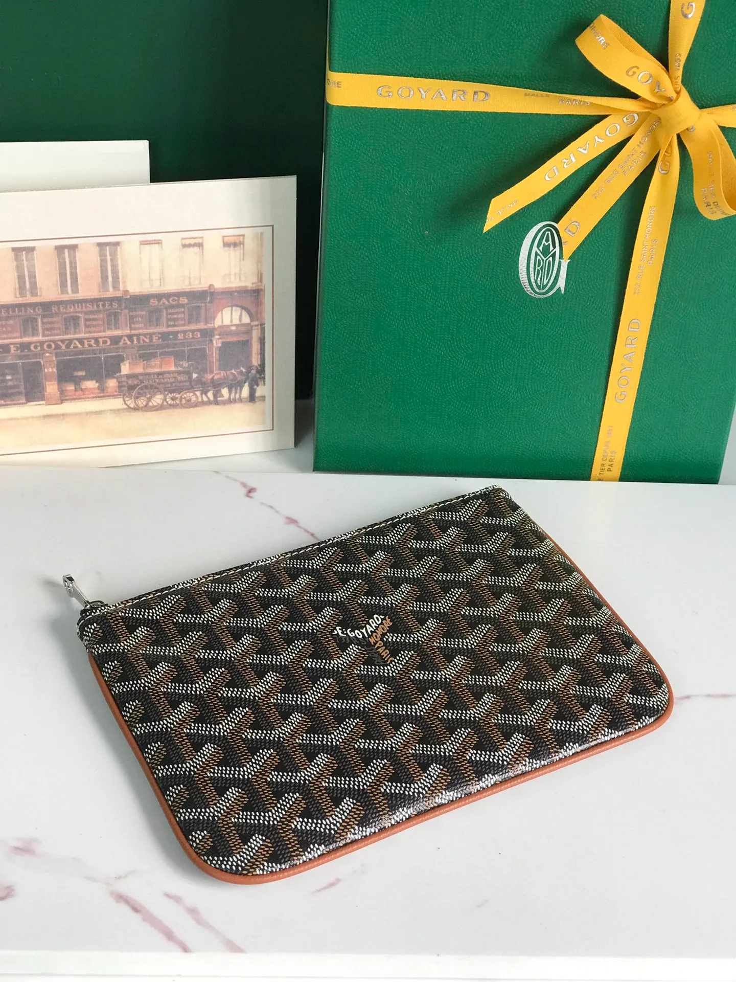 250❤️G0YARD (Goya) was founded in 1853 and has a history of more than 160 years. The fabric is woven with a mixture of linen, cotton and hemp fibers and then coated with smooth gum aldehyde. It is waterproof, strong and durable. It is highly favored by celebrities, royal families and nobles 👏🏻👏🏻 💍💍Vacuum electroplating hardware pull tag, inner mark leather tag car line outer ring pressing 㾗The effect can only be achieved by imported machines, update the latest practice of the counter. Small handbag size: 20*15cm 🔍020166
