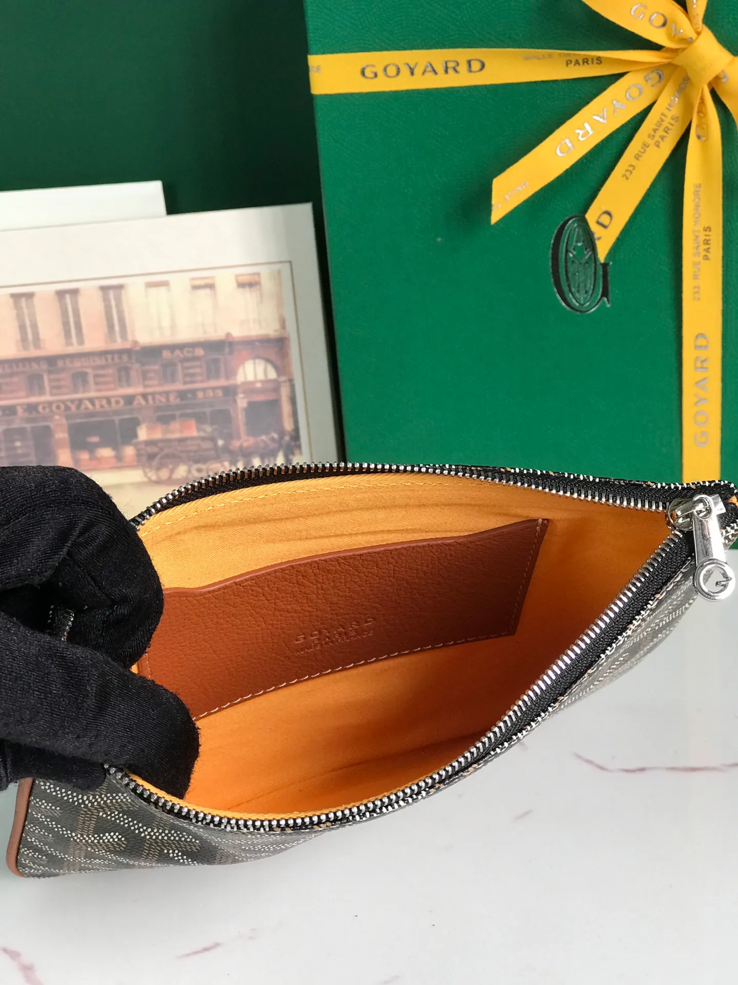 250❤️G0YARD (Goya) was founded in 1853 and has a history of more than 160 years. The fabric is woven with a mixture of linen, cotton and hemp fibers and then coated with smooth gum aldehyde. It is waterproof, strong and durable. It is highly favored by celebrities, royal families and nobles 👏🏻👏🏻 💍💍Vacuum electroplating hardware pull tag, inner mark leather tag car line outer ring pressing 㾗The effect can only be achieved by imported machines, update the latest practice of the counter. Small handbag size: 20*15cm 🔍020166