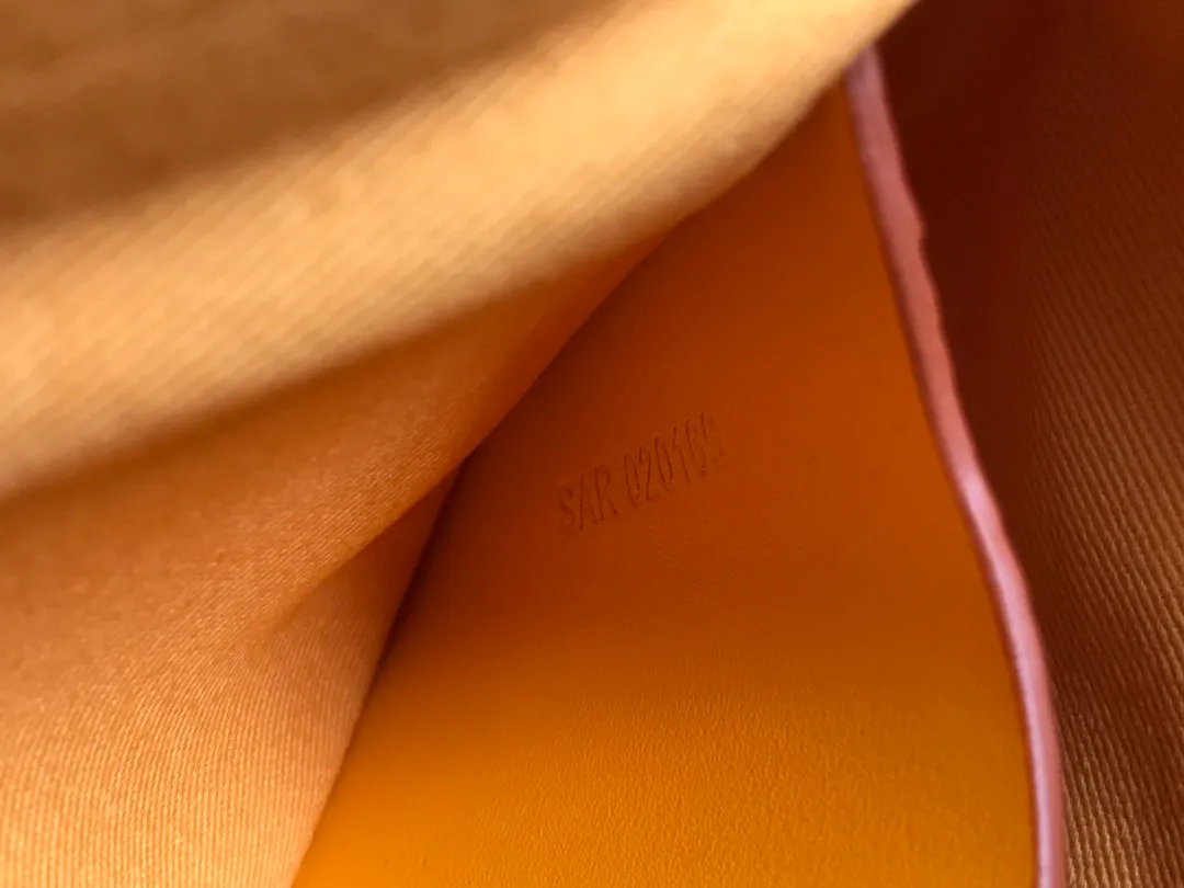 250❤️G0YARD (Goya) was founded in 1853 and has a history of more than 160 years. The fabric is woven with a mixture of linen, cotton and hemp fibers and then coated with smooth gum aldehyde. It is waterproof, strong and durable. It is highly favored by celebrities, royal families and nobles 👏🏻👏🏻 💍💍Vacuum electroplating hardware pull tag, inner mark leather tag car line outer ring pressing 㾗The effect can only be achieved by imported machines, update the latest practice of the counter. Small handbag size: 20*15cm 🔍020166