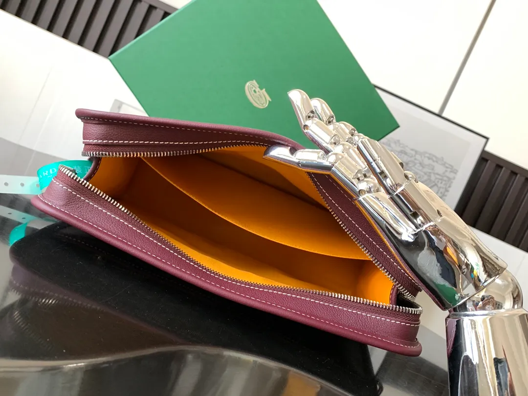 p980 The Jouvence Large Toiletries Bag is designed to be very practical, allowing the contents to be placed upright to avoid any spillage of liquids. Its waterproof cotton lining is easy to clean and you can hang it anywhere with its exterior hanging loop.   23 cm x 7.5 cm x 29.5 cm 🔎020206-burgundy