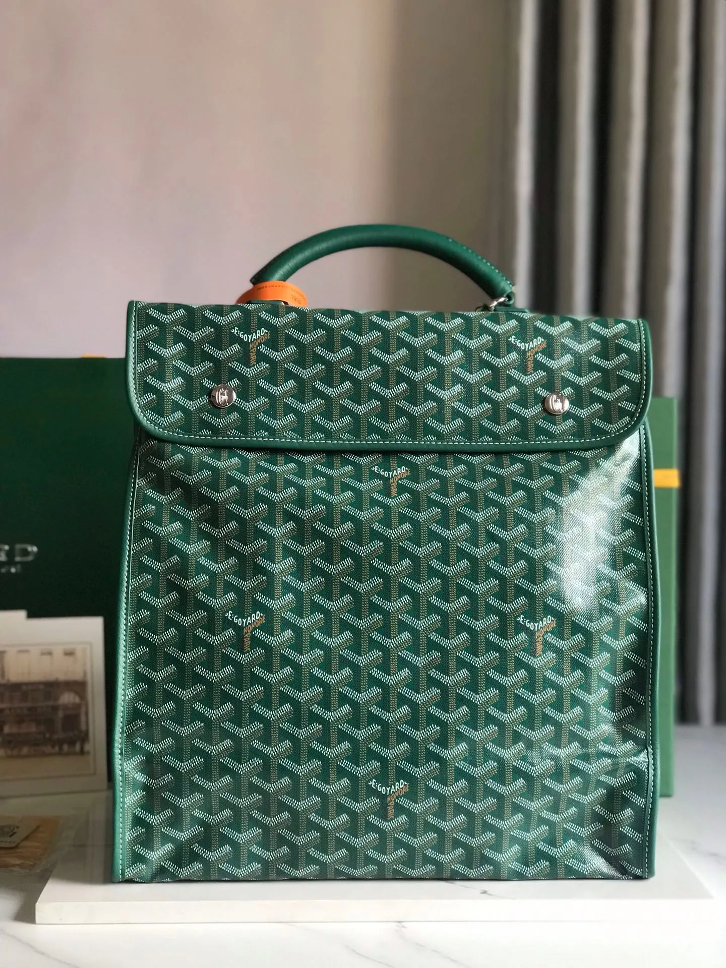 P1440 Green, the Saint Léger backpack is the ideal travel companion: it has large pockets both inside and outside, making it lightweight and practical. The snaps located on the back of the bag allow it to be folded completely and stored easily in a suitcase. Its removable straps can be used to easily transform the backpack.  37 cm x 15 cm x 34 cm comes with gift bag, 🔎020191