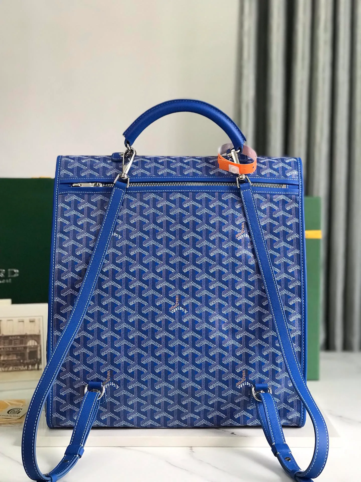 720❤️Goyard Saint Leger folding backpack The Saint Leger bag follows Goyard's consistent principles of modular design and functionality. It has a large internal space and is equipped with a detachable and adjustable shoulder strap. It can be cleverly converted into a briefcase or backpack. It is an indispensable and excellent companion for daily travel❤️ Size: 33*35*16cm 🔎: 020318/020191