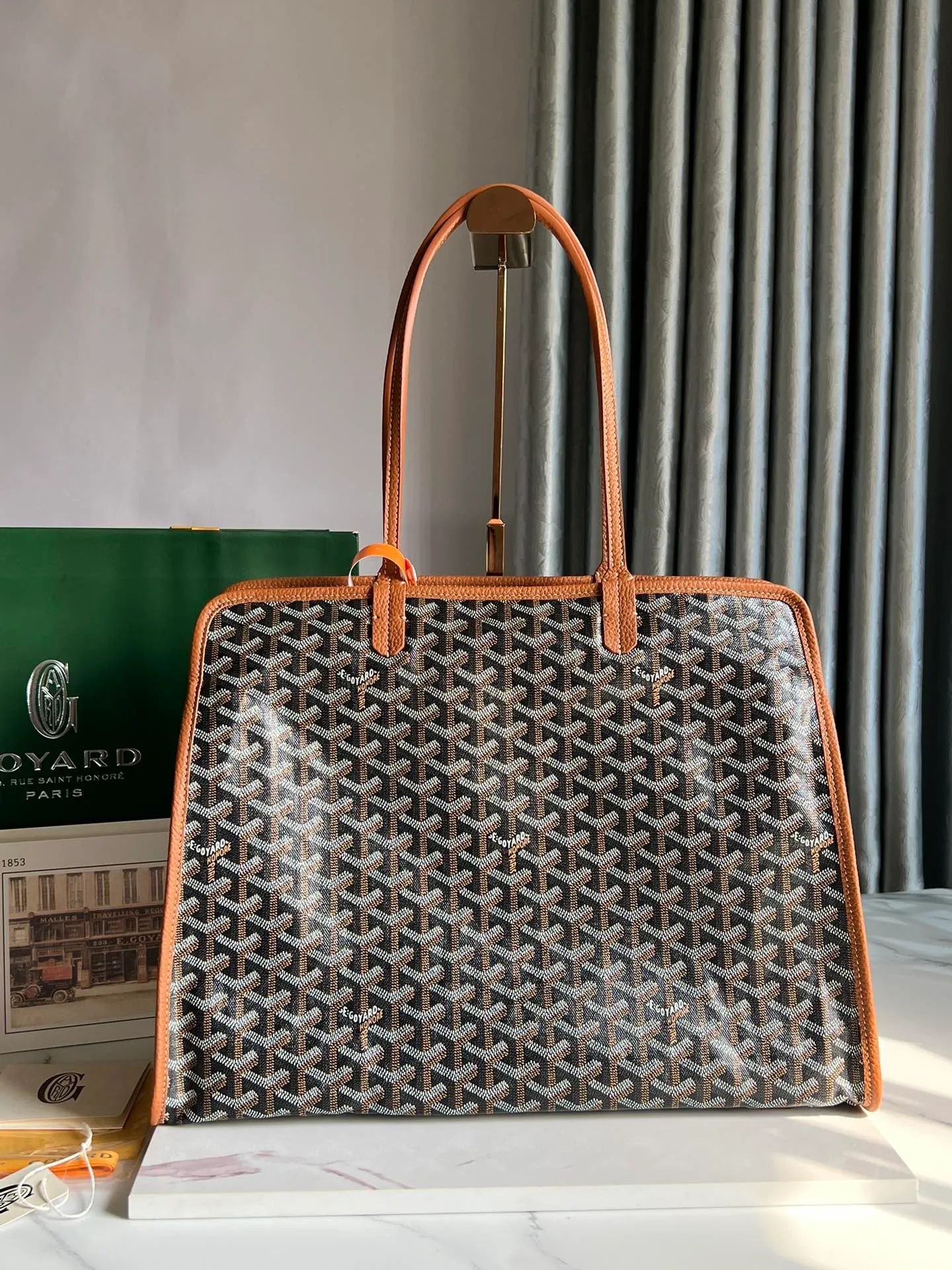 850 💝The Hardy small commuter bag is back. The Hardy bag has canceled the cat head design on one side of the old version and has been upgraded to become our daily portable commuter bag. It is full of French elegance and more ladylike. The zippered version is more secure and secretive, has large capacity and is lightweight. 🉑️It folds and comes with a small purse inside. The removable pad can keep the bottom shape even when computer files are put in. It is the best choice for commuting or mommy bags. Size: 40cm×17cm×31cm 020213