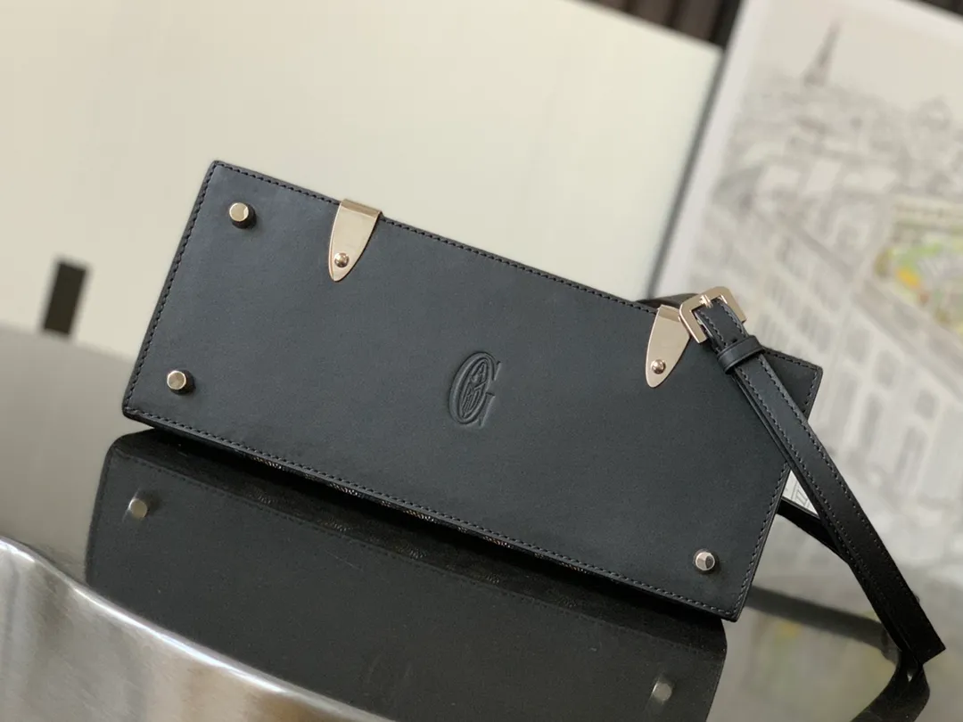 P1700 original. The Saïgon bag is one of the iconic items of the House of Goyard, embodying all the characteristic elements of the brand's box-making craftsmanship, such as wood, strips, leather corners and box-making nails. The Saigon Small Bag features a structured design and a removable shoulder strap for a chic and elegant look.  20 cm x 12 cm x 28 cm 🔎LAR 020186-Black