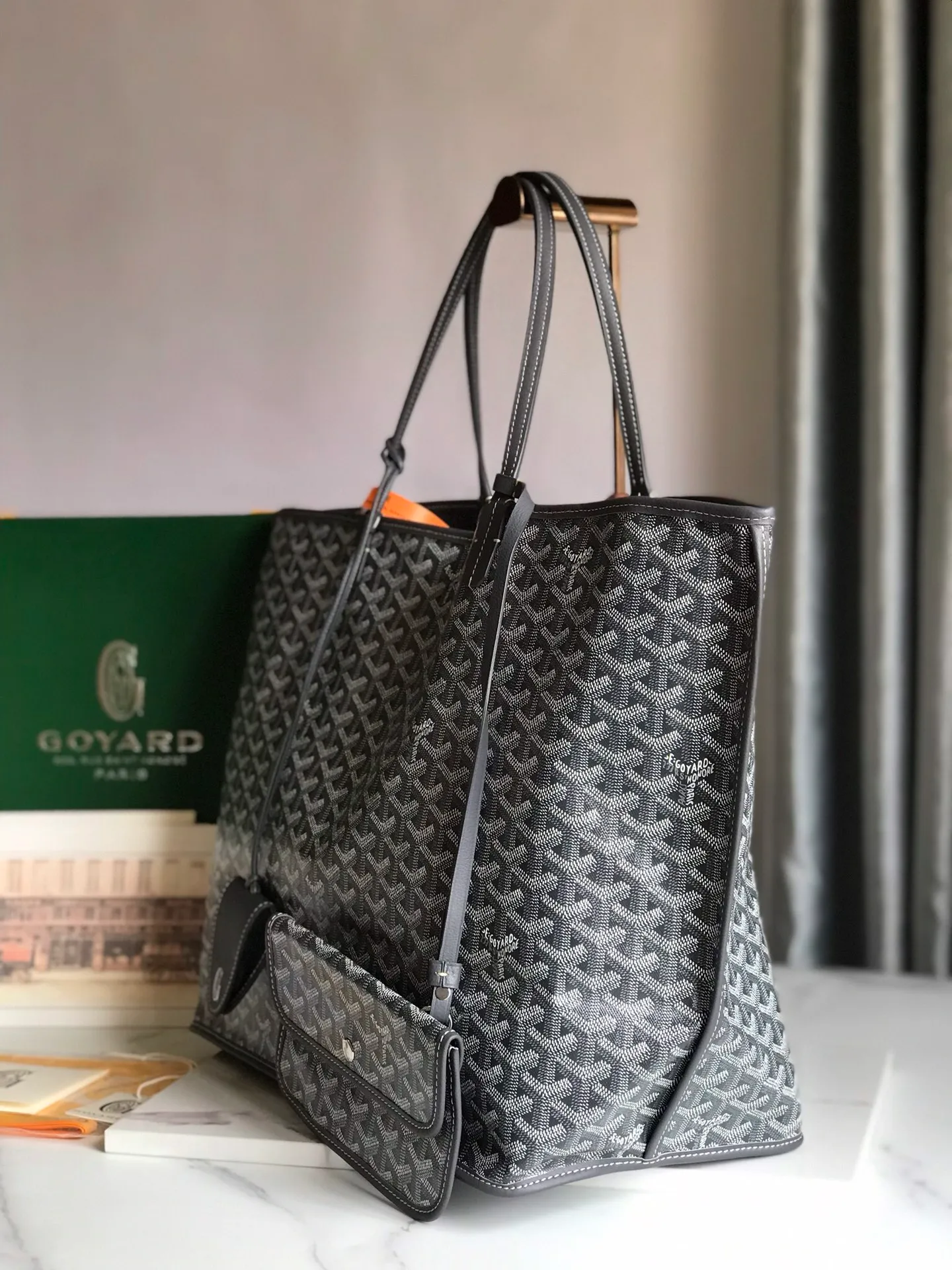 P1500 large size ❤️Reversible Anjou double-sided tote large size ❤️Made of imported matching top-layer calfskin🐂➕Customized Goyardine rain dew cotton and linen➕matching symmetrical pattern😘 Full of high-end sense, any color will look good on the upper body, versatile, unisex.👏 Extra large built-in space, delivery coin purse, upgraded delivery bag with sealing clip, classic 11 colors 🎨black, brown, gray, green, dark blue, light blue, orange, red, burgundy, white, yellow, etc. to choose from! Size: Bag mouth 57cm, bottom 39*height 32*bottom width 19cm 🔎020166
