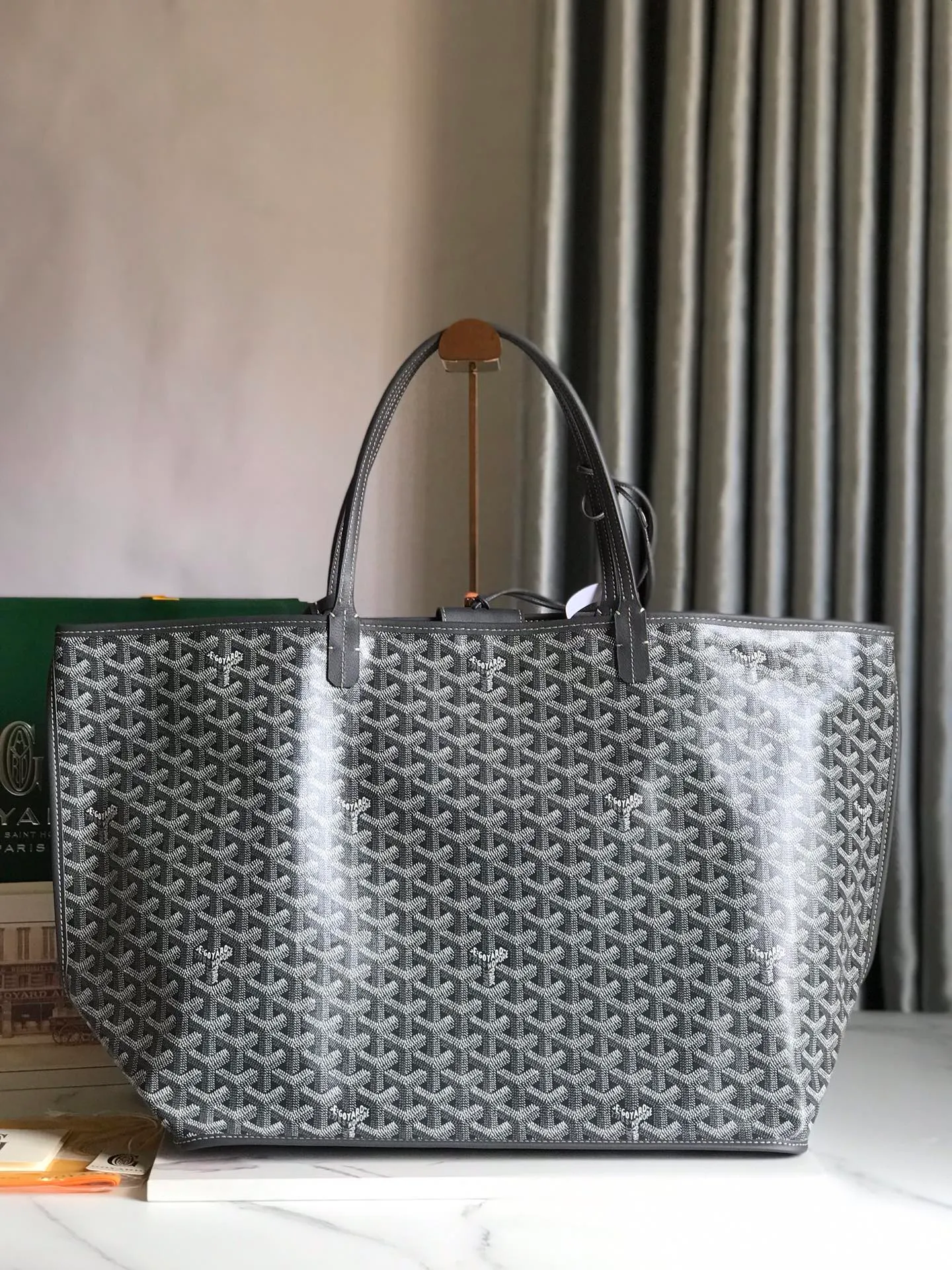 P1500 large size ❤️Reversible Anjou double-sided tote large size ❤️Made of imported matching top-layer calfskin🐂➕Customized Goyardine rain dew cotton and linen➕matching symmetrical pattern😘 Full of high-end sense, any color will look good on the upper body, versatile, unisex.👏 Extra large built-in space, delivery coin purse, upgraded delivery bag with sealing clip, classic 11 colors 🎨black, brown, gray, green, dark blue, light blue, orange, red, burgundy, white, yellow, etc. to choose from! Size: Bag mouth 57cm, bottom 39*height 32*bottom width 19cm 🔎020166