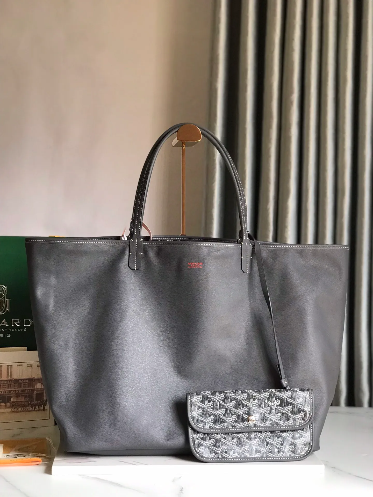 P1500 large size ❤️Reversible Anjou double-sided tote large size ❤️Made of imported matching top-layer calfskin🐂➕Customized Goyardine rain dew cotton and linen➕matching symmetrical pattern😘 Full of high-end sense, any color will look good on the upper body, versatile, unisex.👏 Extra large built-in space, delivery coin purse, upgraded delivery bag with sealing clip, classic 11 colors 🎨black, brown, gray, green, dark blue, light blue, orange, red, burgundy, white, yellow, etc. to choose from! Size: Bag mouth 57cm, bottom 39*height 32*bottom width 19cm 🔎020166