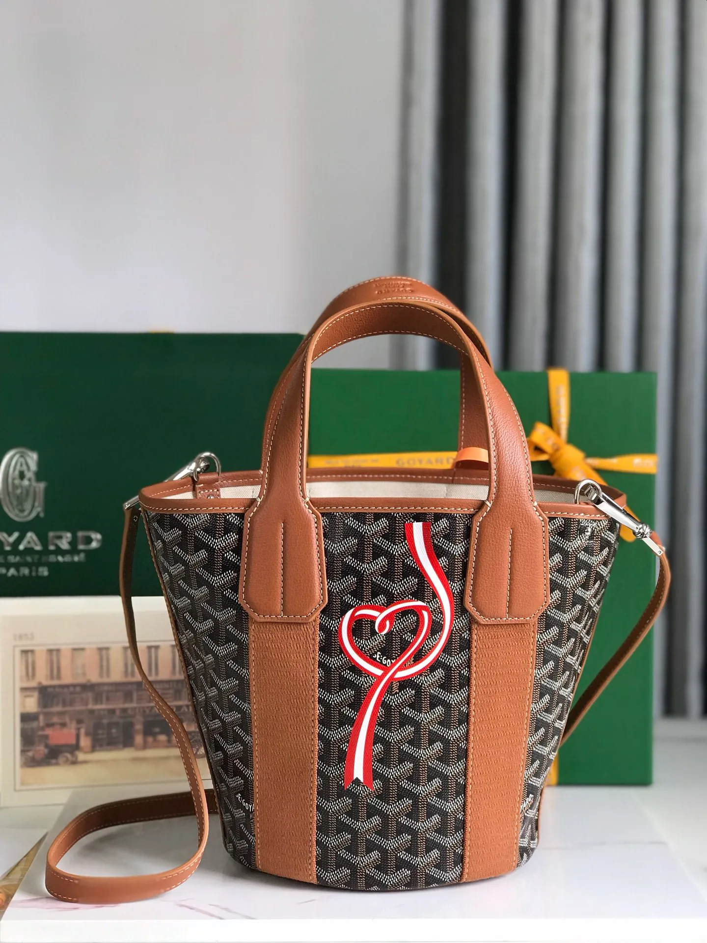 670💝BELHARRA small bag is the perfect companion for vacations in the sun. Its iconic bucket shape and large opening design can easily accommodate daily necessities. Whether on the beach or on the city road, this special edition bag can be easily carried in hand or on the shoulder. The calfskin leather shoulder strap is detachable. 11 classic colors are combined with two different hearts. The small love style makes the bag more unique and playful. The ribbon love style makes the bag more novel, soft and smart. Size: 18*14 (bottom width) *24 (height) 🔎120230