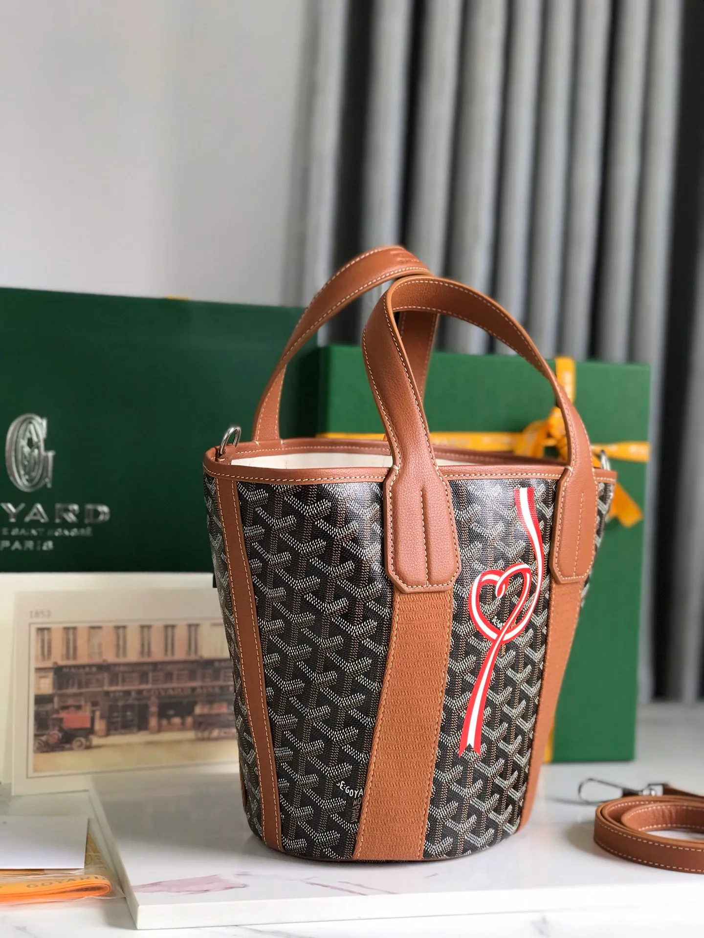 670💝BELHARRA small bag is the perfect companion for vacations in the sun. Its iconic bucket shape and large opening design can easily accommodate daily necessities. Whether on the beach or on the city road, this special edition bag can be easily carried in hand or on the shoulder. The calfskin leather shoulder strap is detachable. 11 classic colors are combined with two different hearts. The small love style makes the bag more unique and playful. The ribbon love style makes the bag more novel, soft and smart. Size: 18*14 (bottom width) *24 (height) 🔎120230