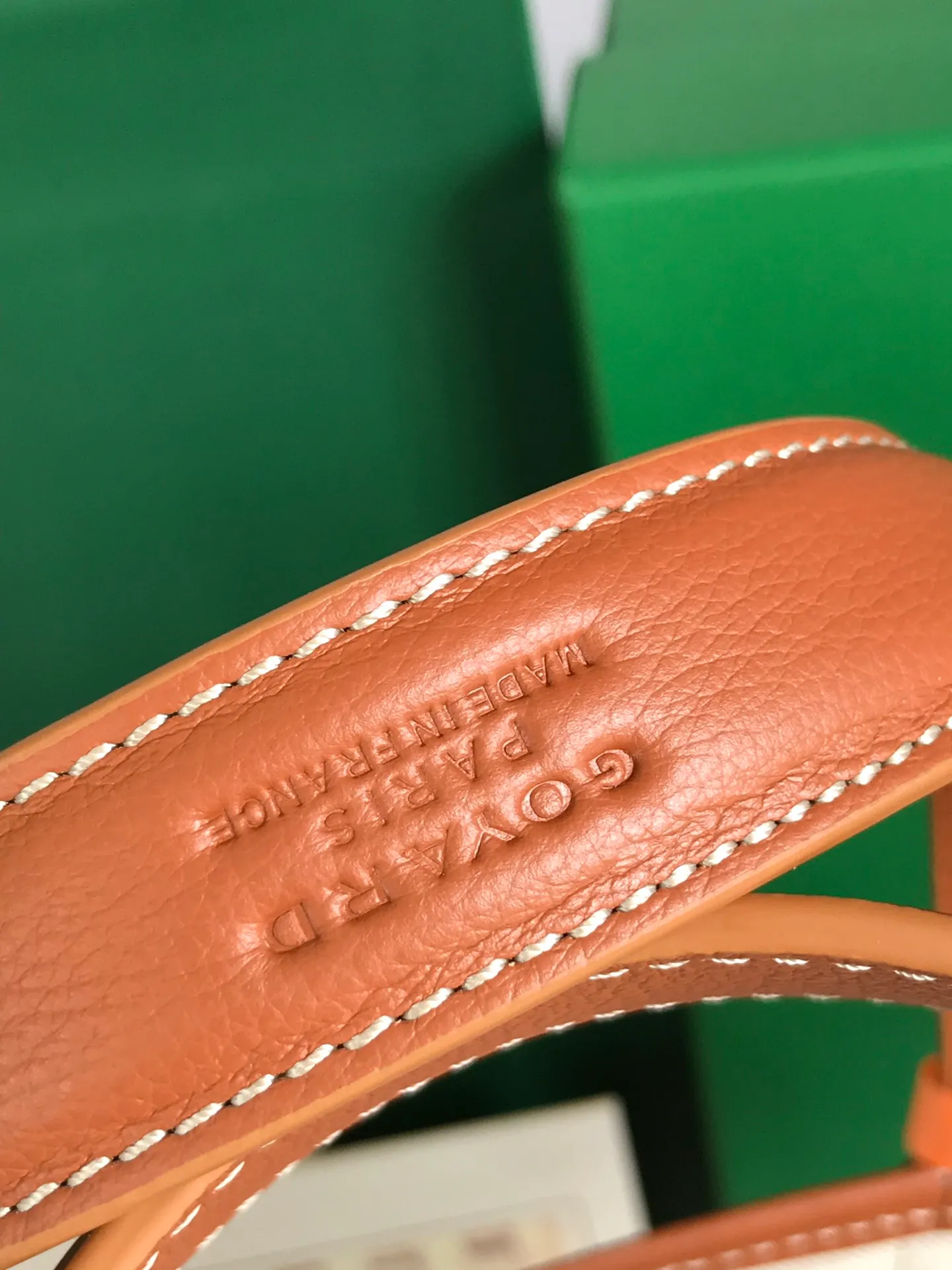 670💝BELHARRA small bag is the perfect companion for vacations in the sun. Its iconic bucket shape and large opening design can easily accommodate daily necessities. Whether on the beach or on the city road, this special edition bag can be easily carried in hand or on the shoulder. The calfskin leather shoulder strap is detachable. 11 classic colors are combined with two different hearts. The small love style makes the bag more unique and playful. The ribbon love style makes the bag more novel, soft and smart. Size: 18*14 (bottom width) *24 (height) 🔎120230