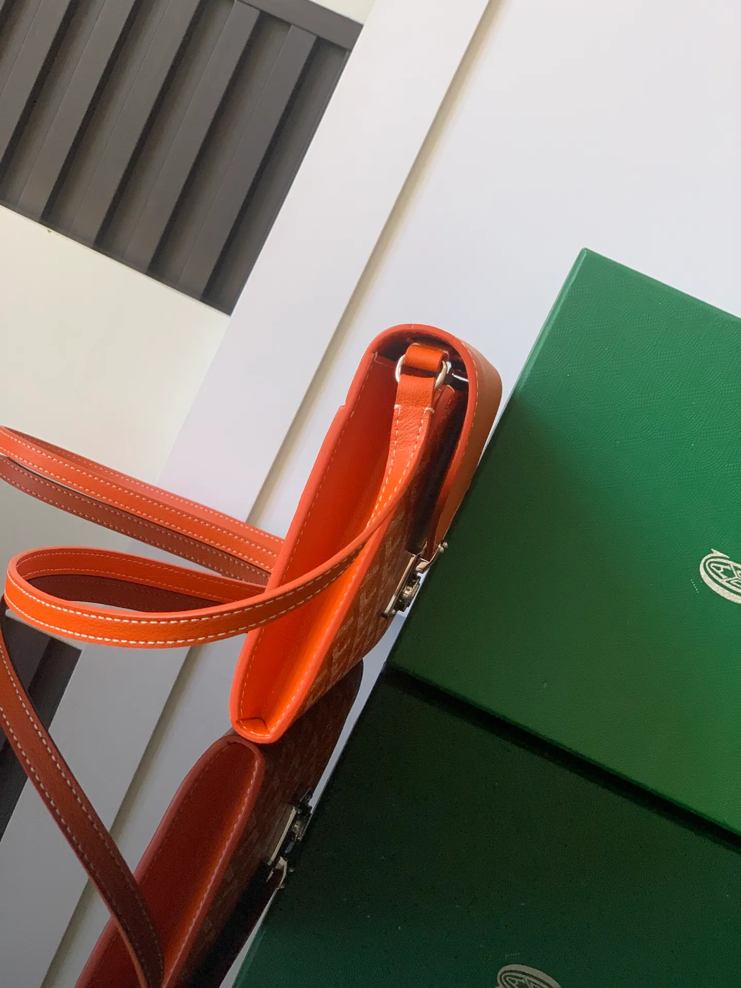 The design of the P1260 Chypre crossbody bag has the characteristics of a wallet and the concept of a handbag, which is both clever and practical. The bag has 6 card slots and a detachable and adjustable leather shoulder strap that can be worn on the shoulder, cross-body or hand-carried.  21 cm x 4 cm x 16 cm 🔎8063-Orange