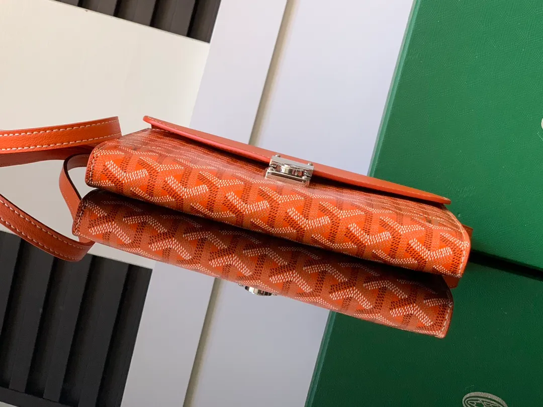The design of the P1260 Chypre crossbody bag has the characteristics of a wallet and the concept of a handbag, which is both clever and practical. The bag has 6 card slots and a detachable and adjustable leather shoulder strap that can be worn on the shoulder, cross-body or hand-carried.  21 cm x 4 cm x 16 cm 🔎8063-Orange