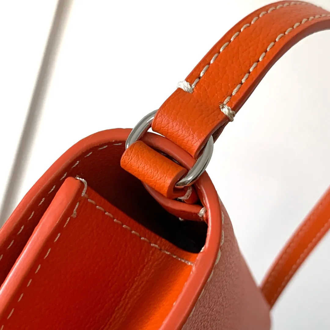 The design of the P1260 Chypre crossbody bag has the characteristics of a wallet and the concept of a handbag, which is both clever and practical. The bag has 6 card slots and a detachable and adjustable leather shoulder strap that can be worn on the shoulder, cross-body or hand-carried.  21 cm x 4 cm x 16 cm 🔎8063-Orange