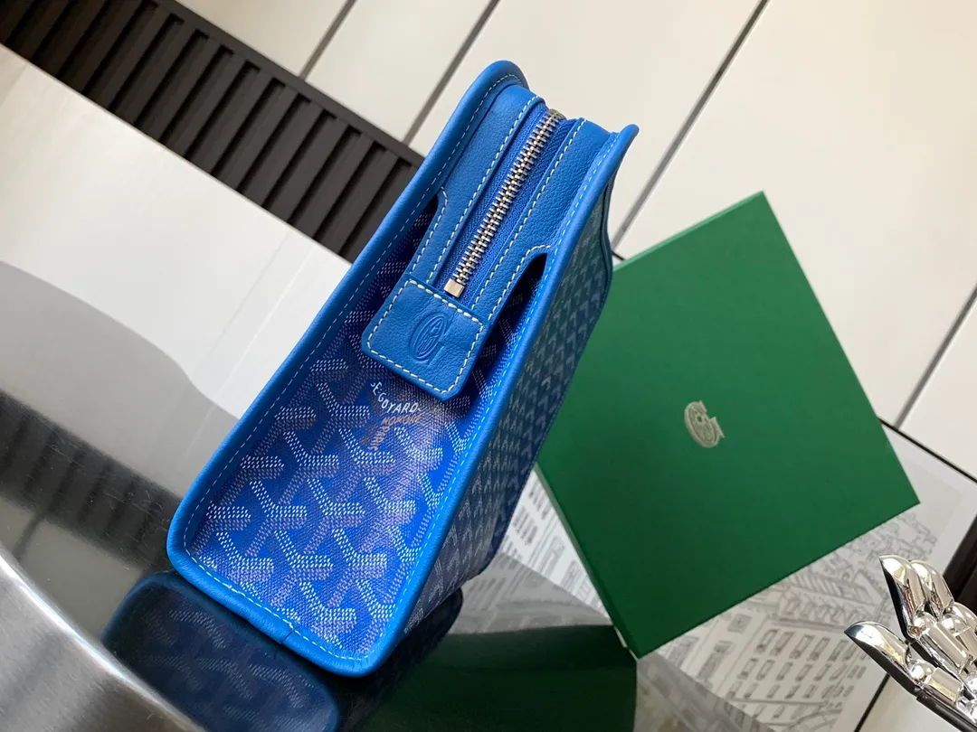 The P980 Jouvence Large Toiletries Bag is designed to be very practical, allowing the contents to be placed upright to avoid any spillage of liquids. Its waterproof cotton lining is easy to clean and you can hang it anywhere with its exterior hanging loop.   23 cm x 7.5 cm x 29.5 cm 🔎020206-Sky Blue